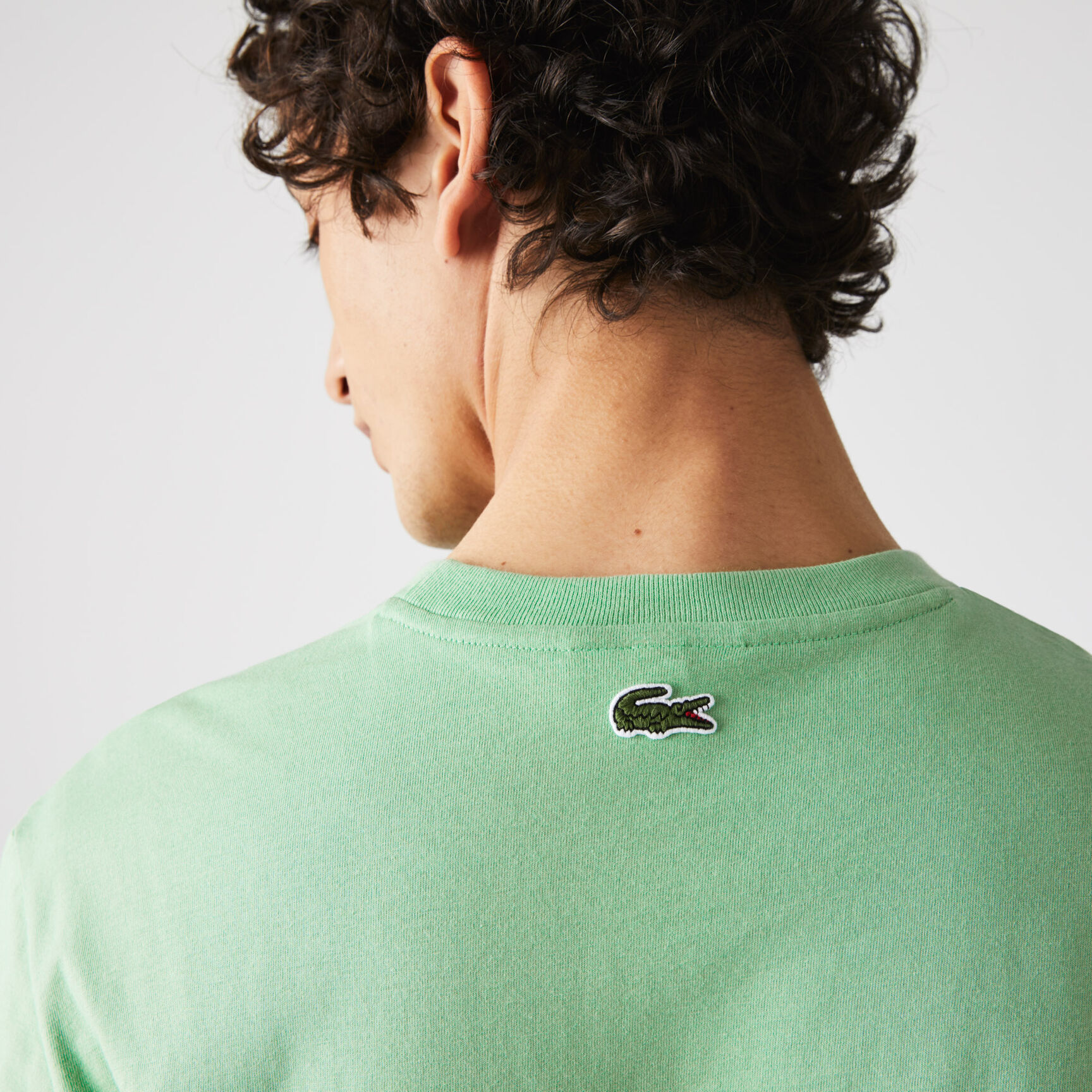 تيشيرت قطن بفتحة رقبة مستديرة وطبعة شعار الماركة للرجال