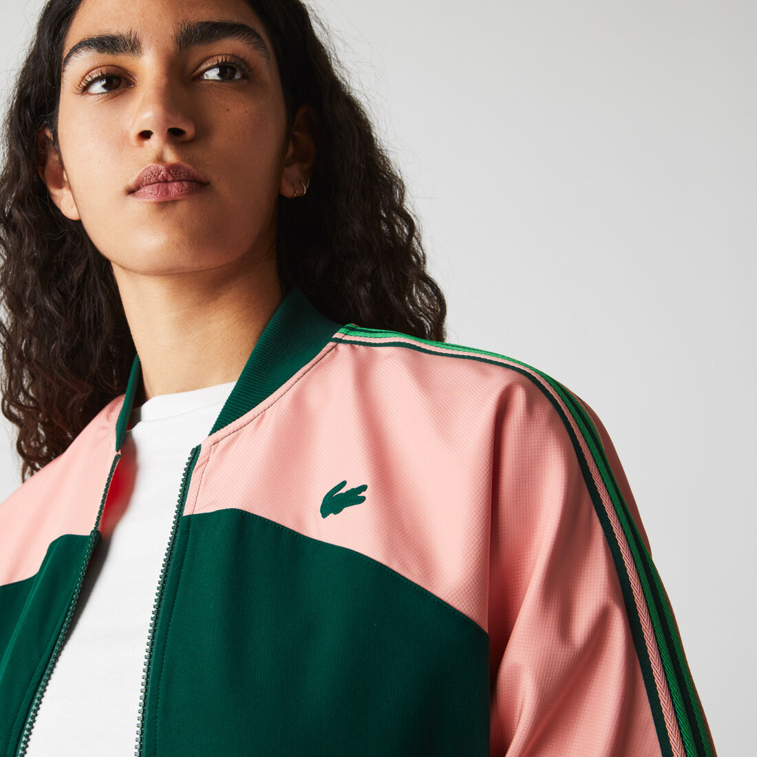 جاكيت نسائي فضفاض من مجموعة Lacoste SPORT بقصة ضيقة وسحاب ملون جاكيت نسائي فضفاض من مجموعة Lacoste SPORT بقصة ضيقة وسحاب ملون