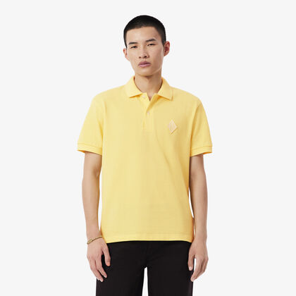 قميص بولو كلاسيكي بقصة كلاسيكية مزين بشعار الماركة