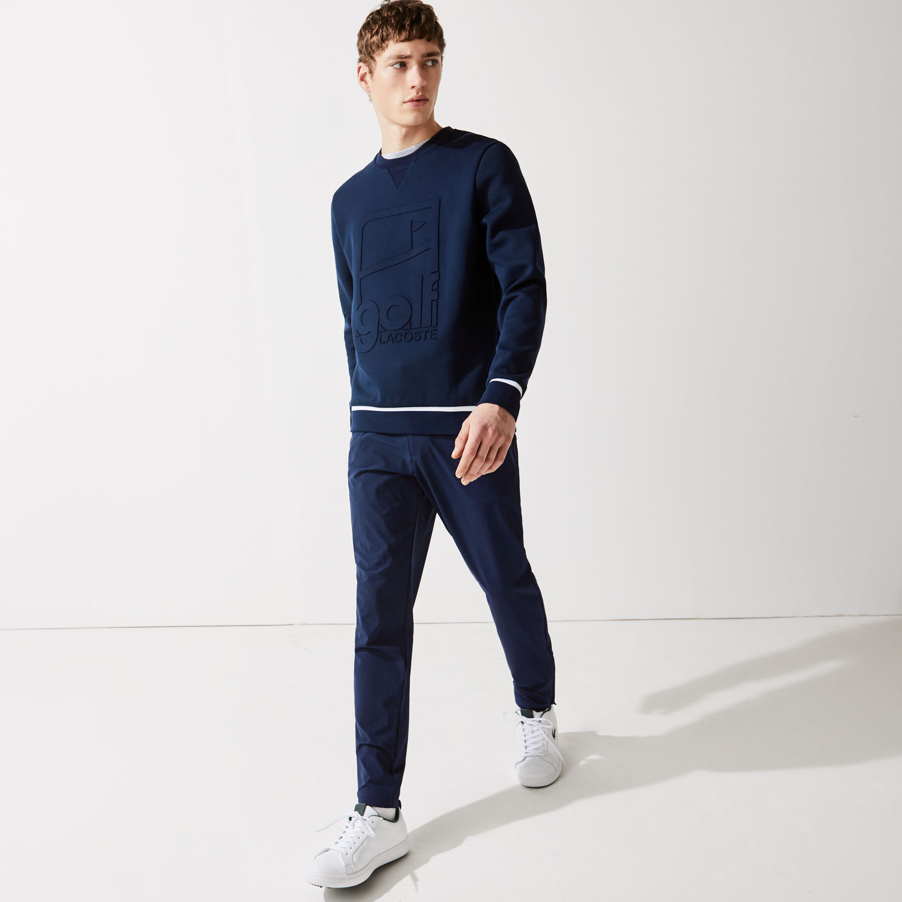 لاكوست سويت شيرت للجولف مع طباعة رسومية وفتحة رقبة مستديرة مجموعة lacoste sport للرجال
