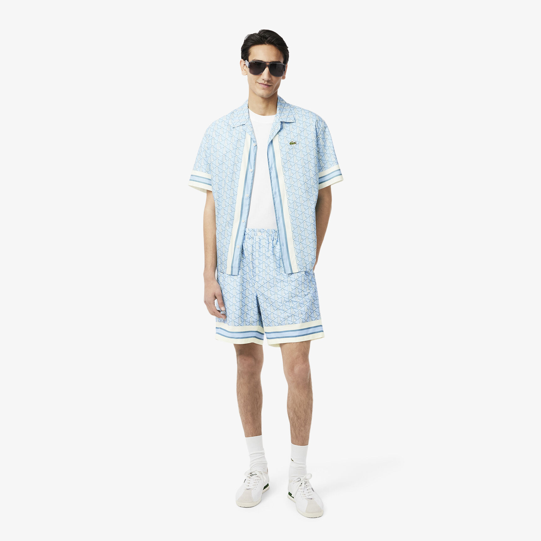 شورت خفيف الوزن بطبعة مونوغرام شورت خفيف الوزن بطبعة مونوغرام