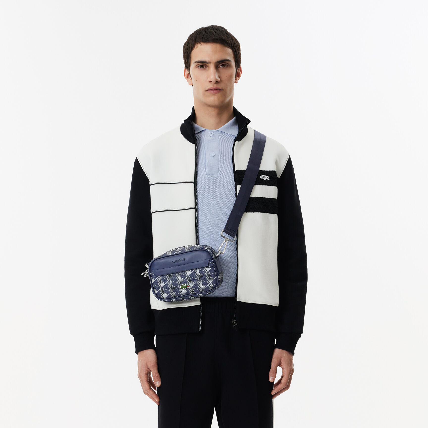 حقيبة كتف صغيرة ذات تأثير محبب من The Blend حقيبة كتف صغيرة ذات تأثير محبب من The Blend