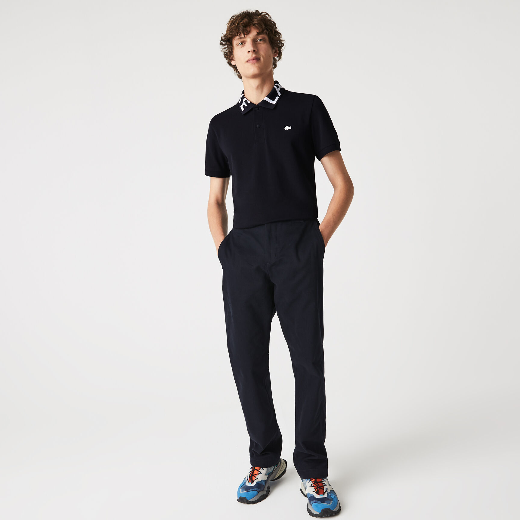 تيشيرت بولو لاكوست بيكيه مسامي خفيف بقصة ضيقة وشعار الماركة على الياقة للرجال تيشيرت بولو لاكوست بيكيه مسامي خفيف بقصة ضيقة وشعار الماركة على الياقة للرجال