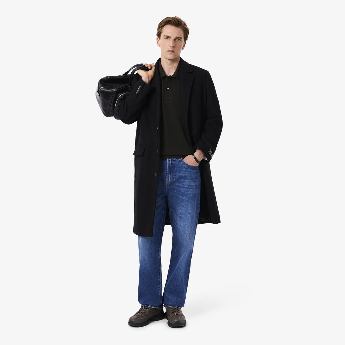 قميص بولو بيكيه كلاسيكي بقصّة ماسية من جلد التمساح قميص بولو بيكيه كلاسيكي بقصّة ماسية من جلد التمساح