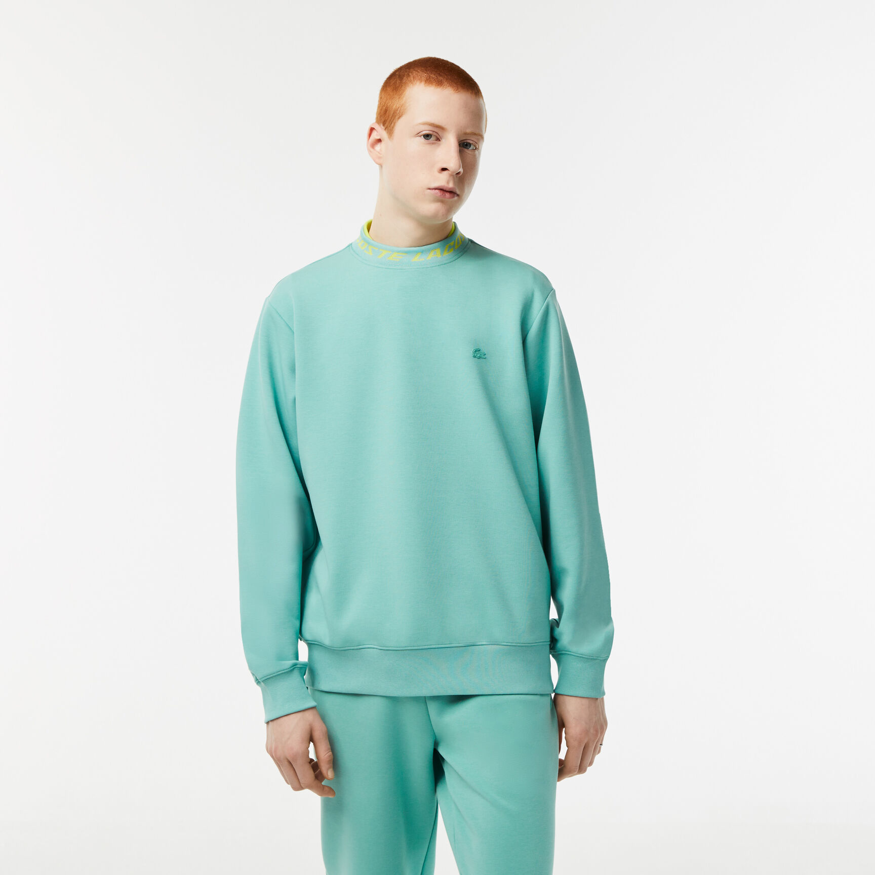 سويت شيرت للجولف من قماش معاد تدويره وبقصّة مريحة للارتداء سويت شيرت للجولف من قماش معاد تدويره وبقصّة مريحة للارتداء