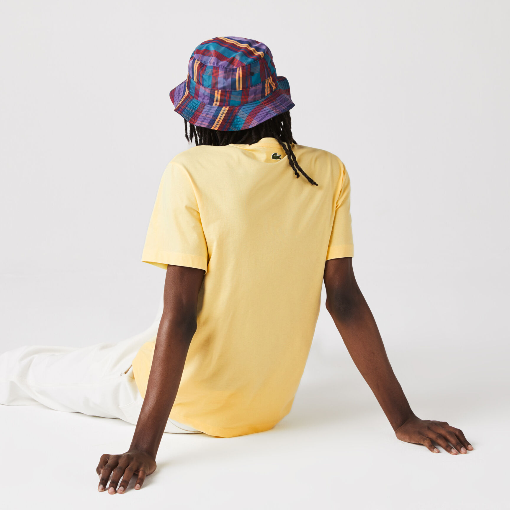 تي شيرت قطن بفتحة رقبة مستديرة للرجال والشعار المطرز