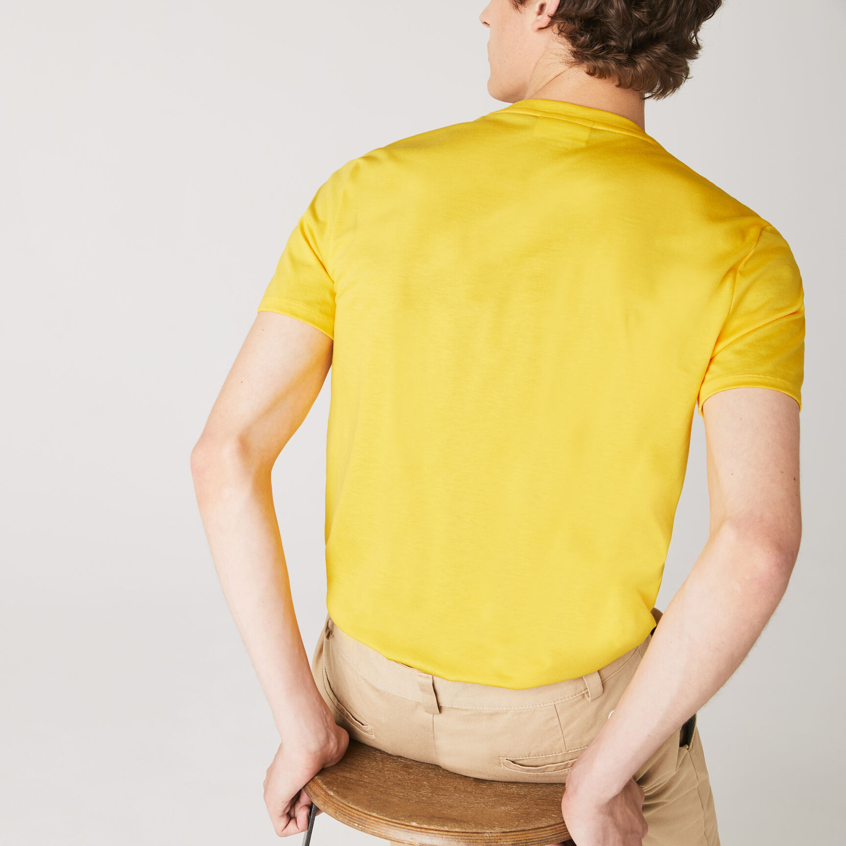 تي شيرت خفيف الوزن من القطن بيما برقبة على شكل حرف V