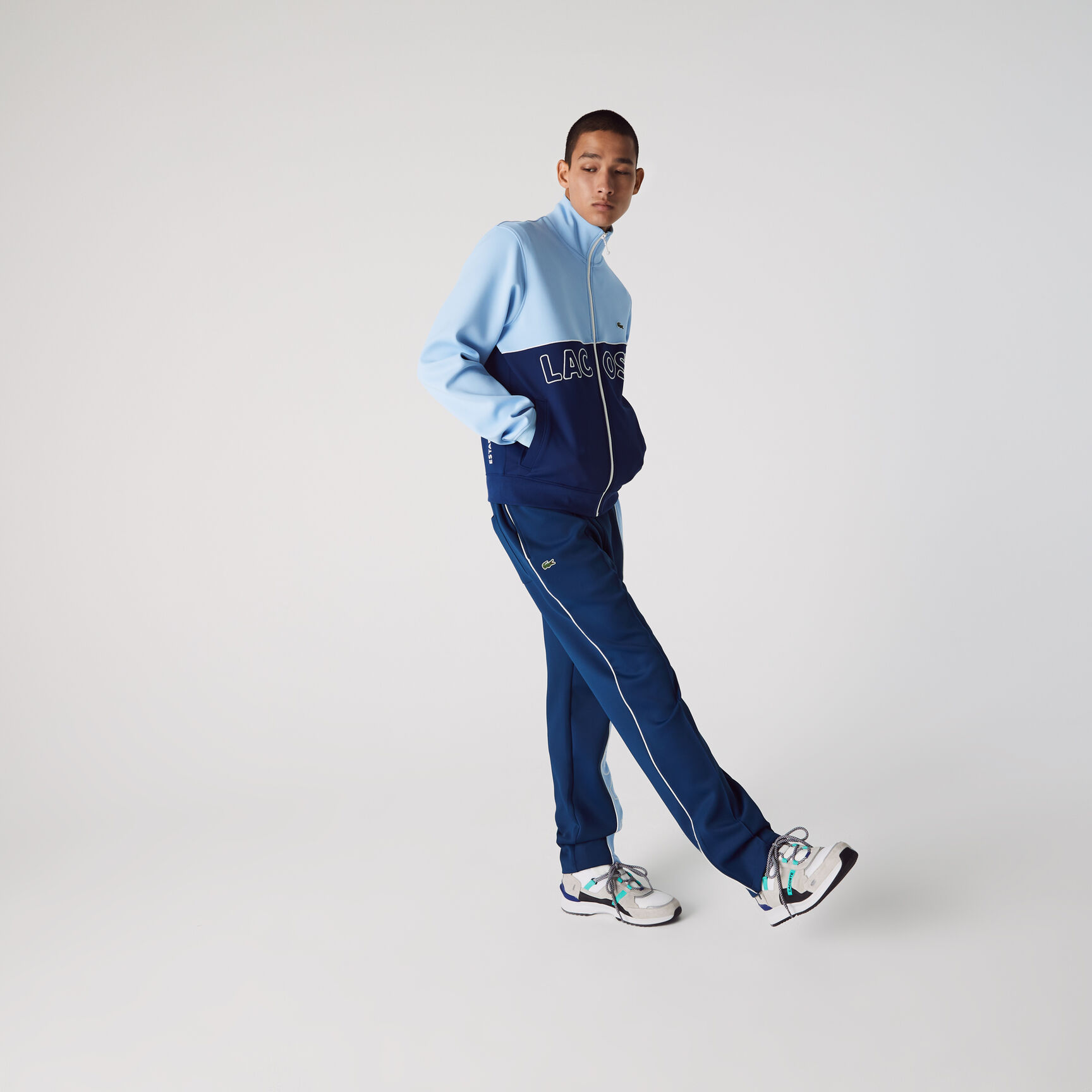 بنطال رياضي من النيوبرين الخفيف مع كتل لونية من مجموعة Lacoste LIVE للجنسين بنطال رياضي من النيوبرين الخفيف مع كتل لونية من مجموعة Lacoste LIVE للجنسين