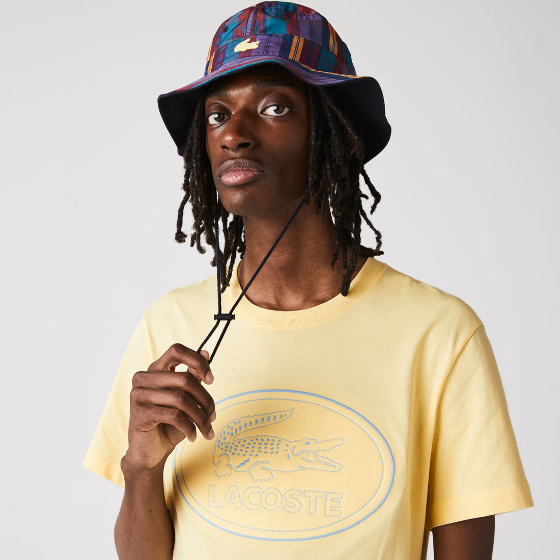 تي شيرت قطن بفتحة رقبة مستديرة للرجال والشعار المطرز