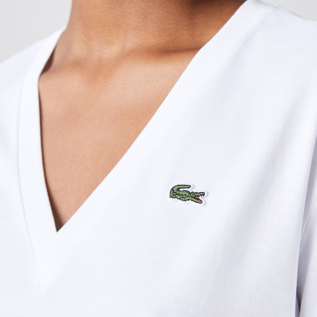 تي شيرت من القطن الفاخر بفتحة رقبة على شكل حرف V للنساء تي شيرت من القطن الفاخر بفتحة رقبة على شكل حرف V للنساء