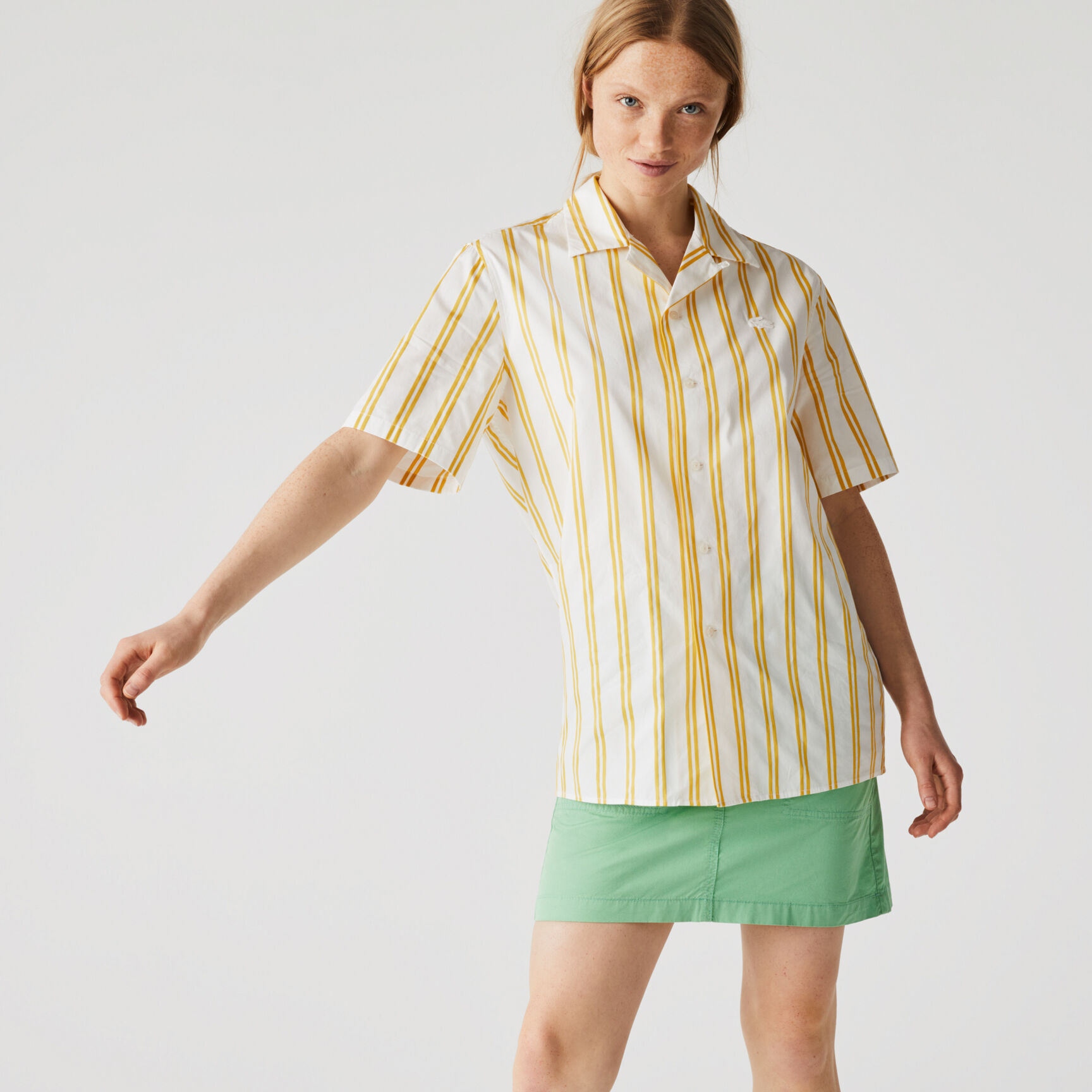 قميص ساتان مقلم مجموعة Lacoste LIVE للجنسين قميص ساتان مقلم مجموعة Lacoste LIVE للجنسين