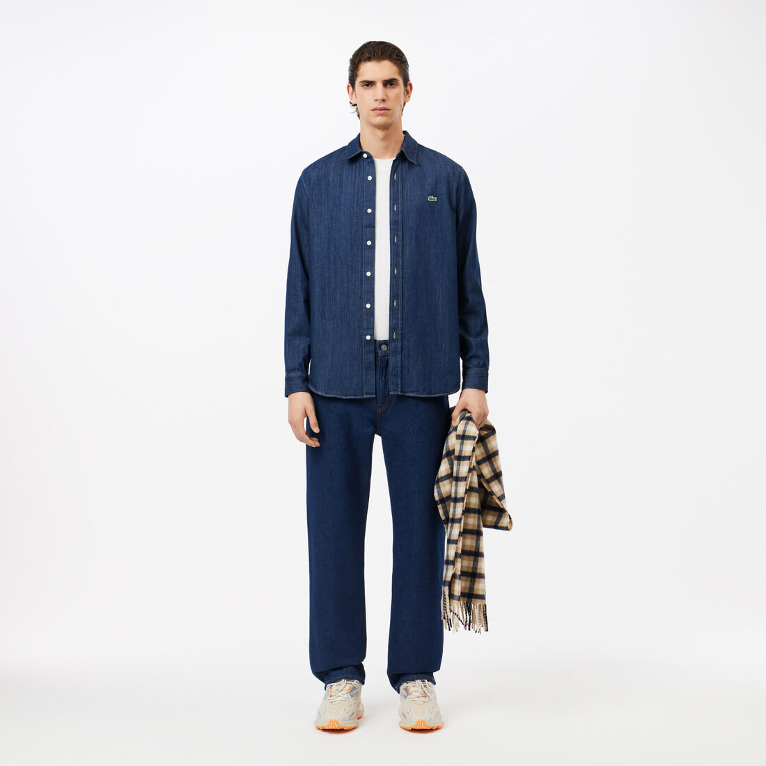 بنطال جينز بقصّة مستقيمة وخمسة جيوب بنطال جينز بقصّة مستقيمة وخمسة جيوب