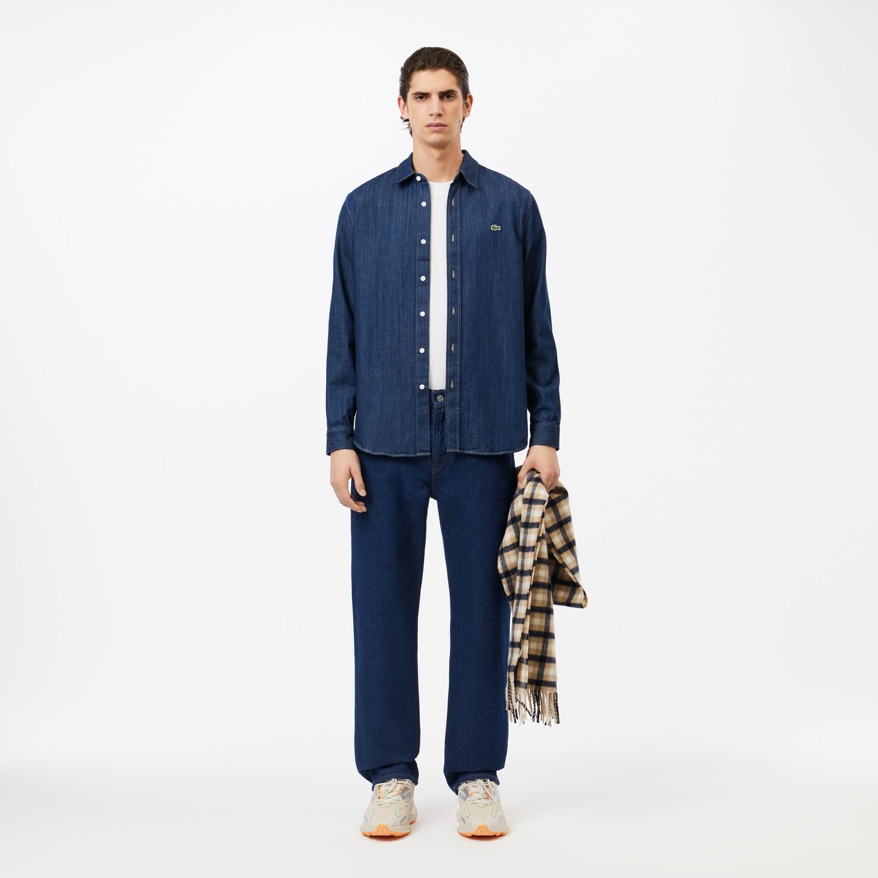 بنطال جينز بقصّة مستقيمة وخمسة جيوب بنطال جينز بقصّة مستقيمة وخمسة جيوب