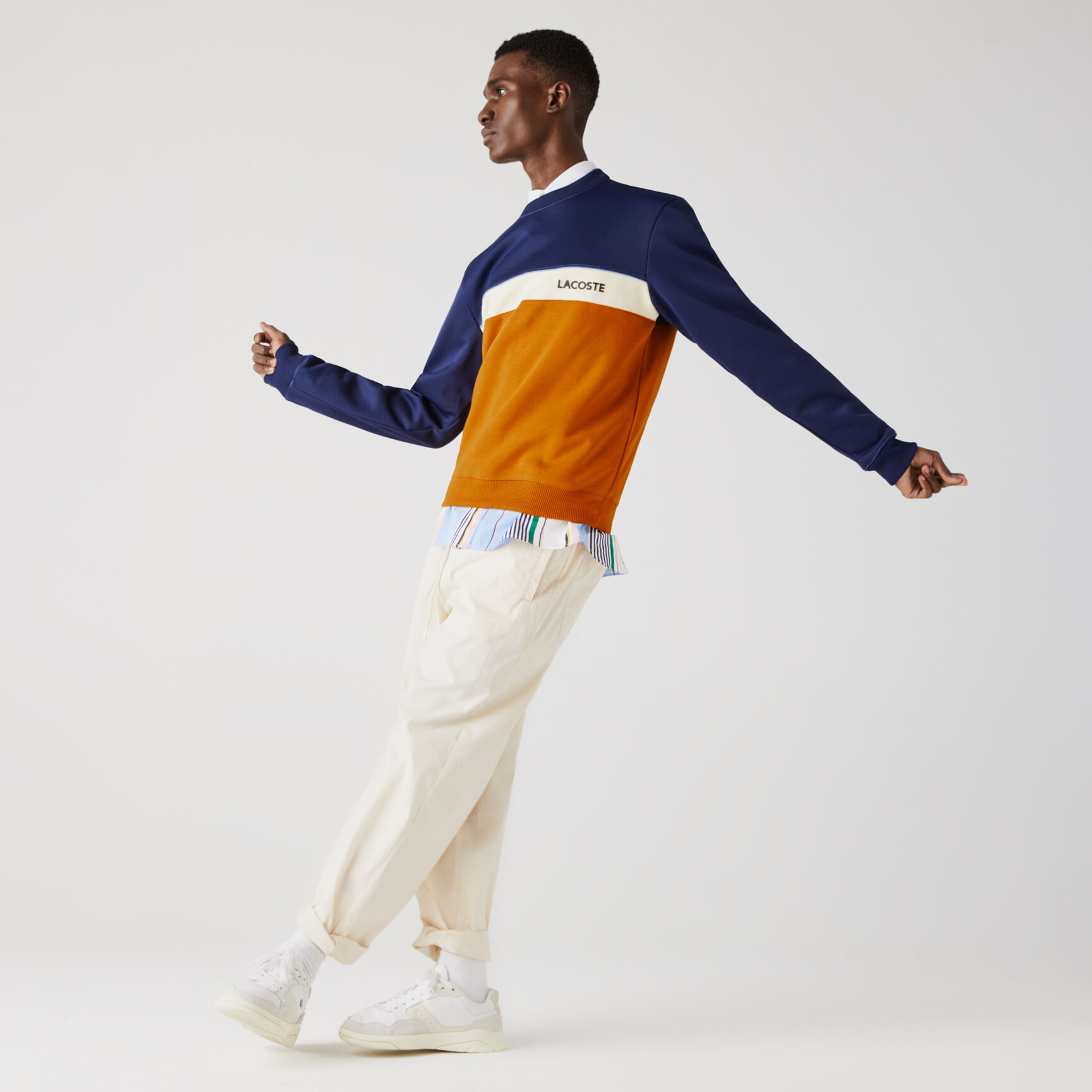 سويت شيرت بيكيه للرجال مع فتحة رقبة مستديرة ونقشات كتابية بكتل اللونية سويت شيرت بيكيه للرجال مع فتحة رقبة مستديرة ونقشات كتابية بكتل اللونية