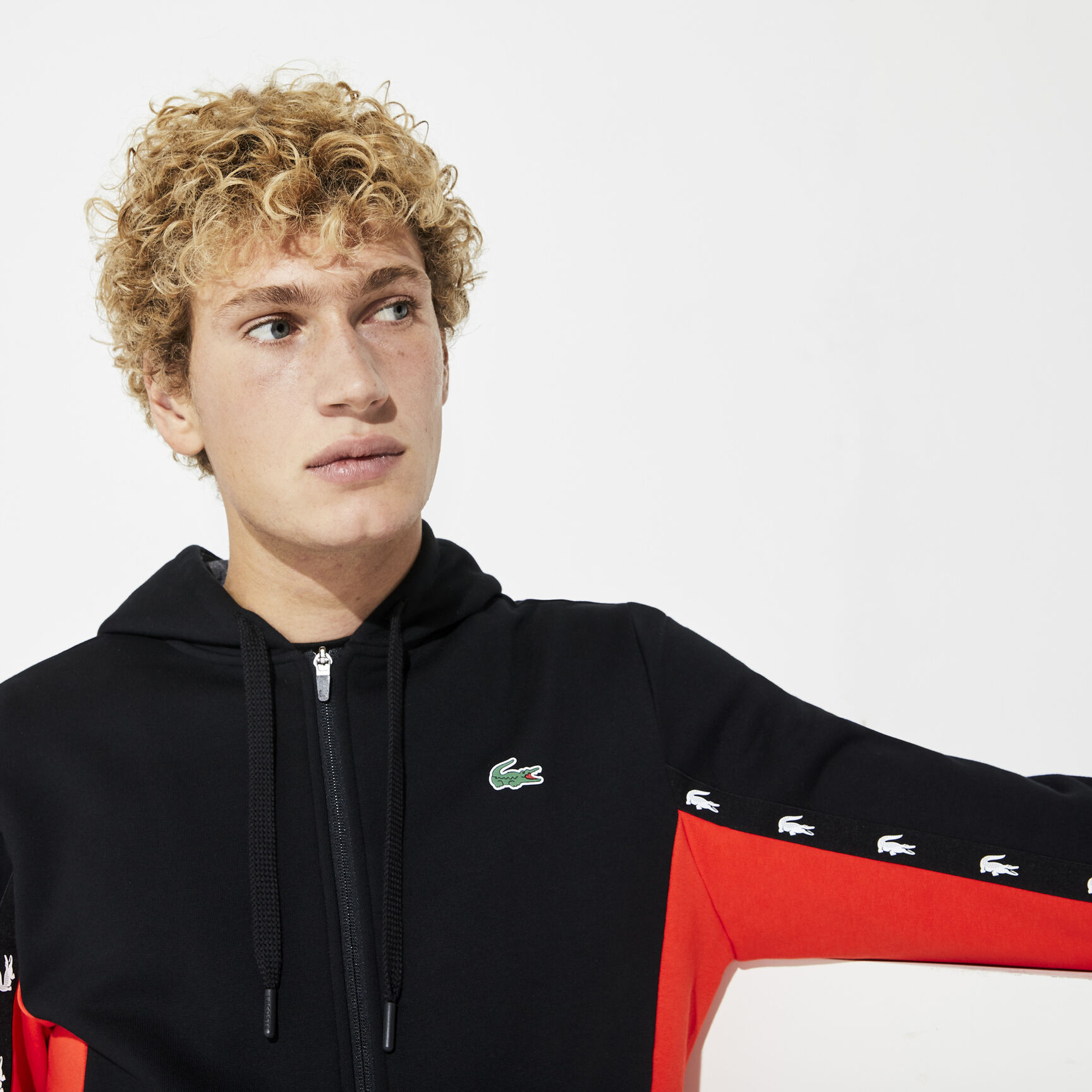 قميص ثقيل للرجال مصنوع من الصوف بلونين ومزود بغطاء رأس من مجموعة Lacoste SPORT قميص ثقيل للرجال مصنوع من الصوف بلونين ومزود بغطاء رأس من مجموعة Lacoste SPORT