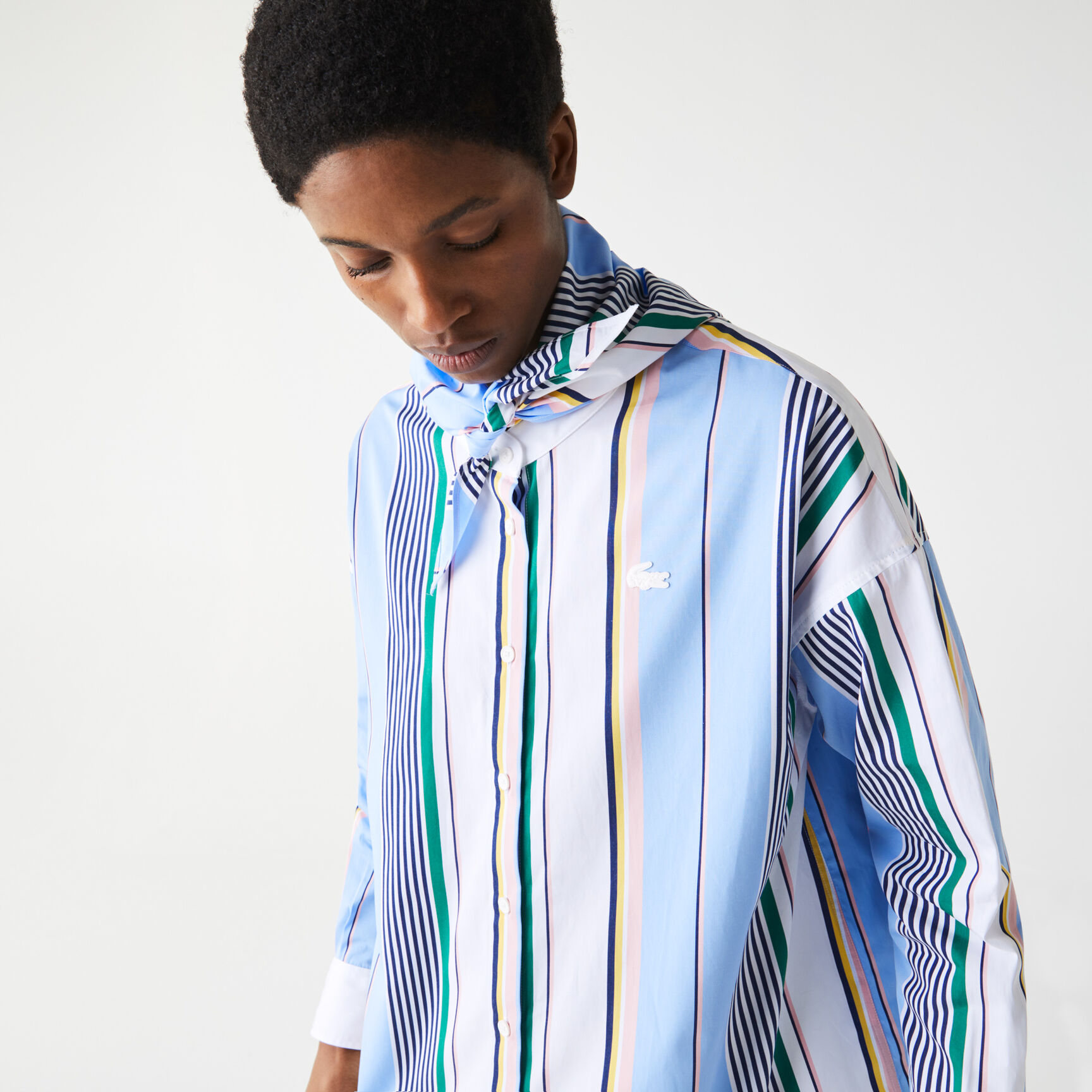 قميص قطني مقلم للنساء قصة كلاسيكية مع ياقة وشاح مجموعة Lacoste LIVE قميص قطني مقلم للنساء قصة كلاسيكية مع ياقة وشاح مجموعة Lacoste LIVE