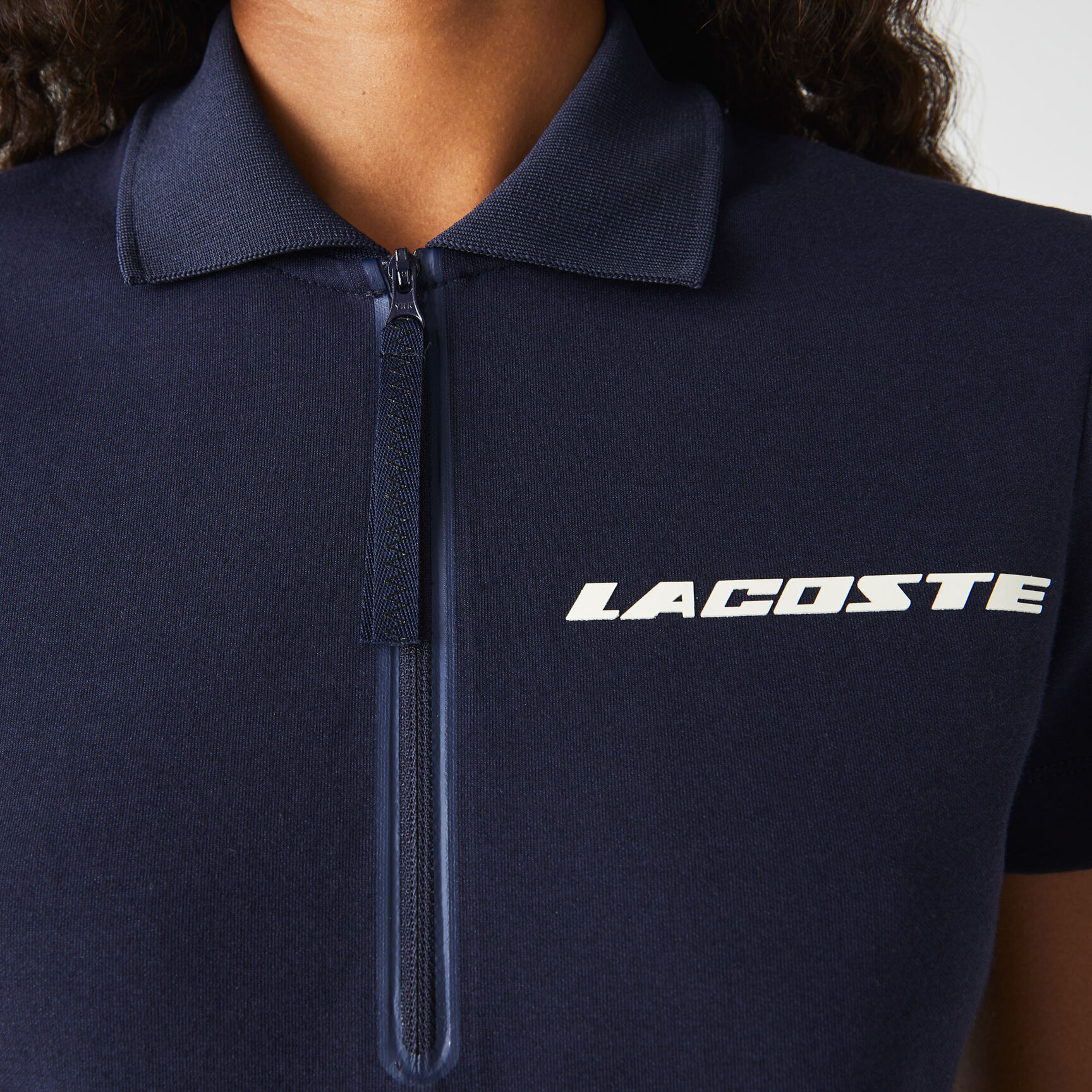 فستان بولو جيرسيه طبقتين بشعار الماركة بلون مغاير للنساء فستان بولو جيرسيه طبقتين بشعار الماركة بلون مغاير للنساء