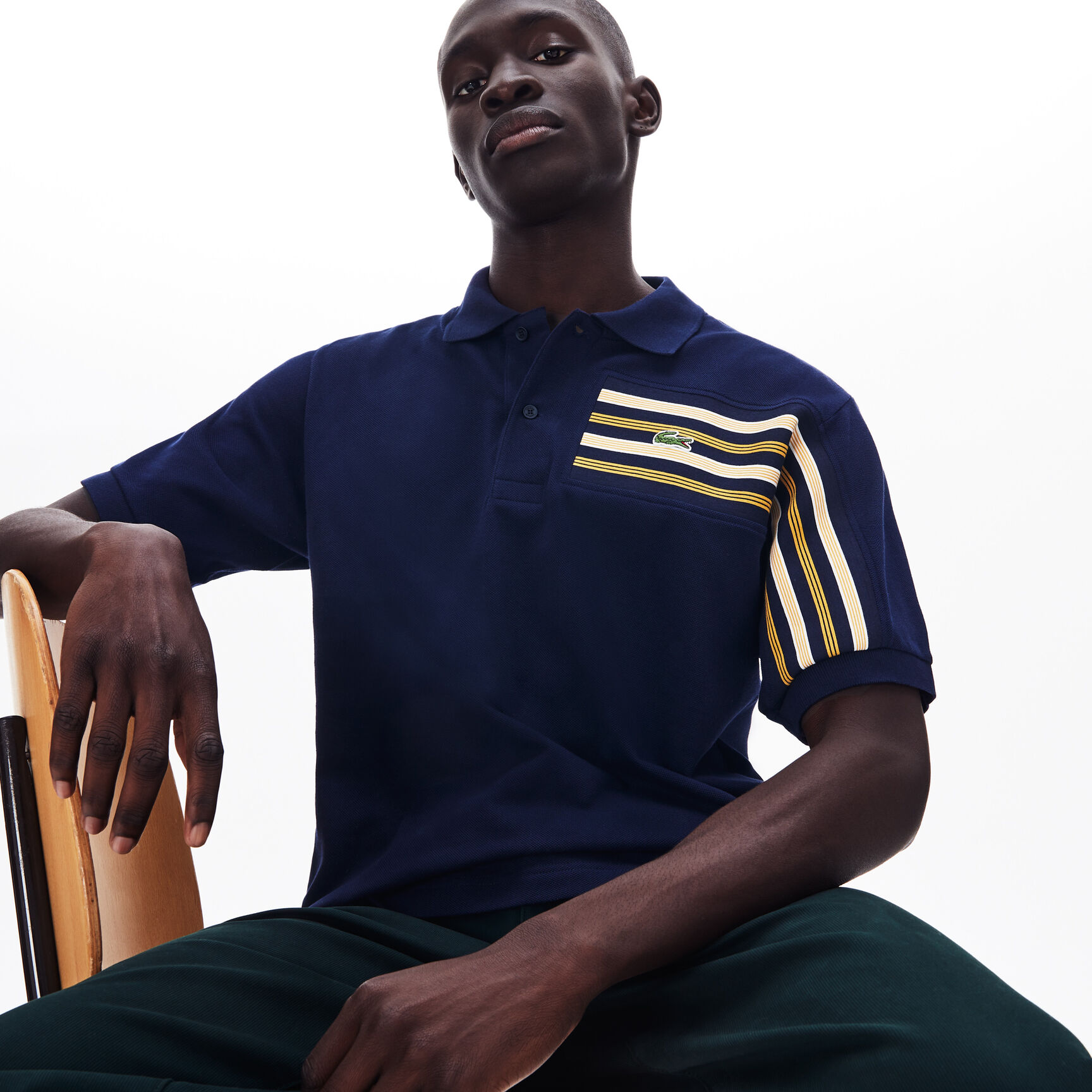 قميص بولو للرجال مقلم محيك من قطن البيكيه من مجموعة Lacoste L.12.12 قميص بولو للرجال مقلم محيك من قطن البيكيه من مجموعة Lacoste L.12.12