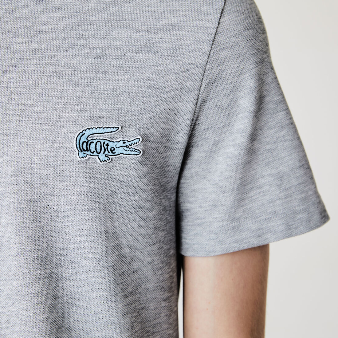 قميص بولو من بيكيه القطن للرجال بقصة عادية وشارة قميص بولو من بيكيه القطن للرجال بقصة عادية وشارة