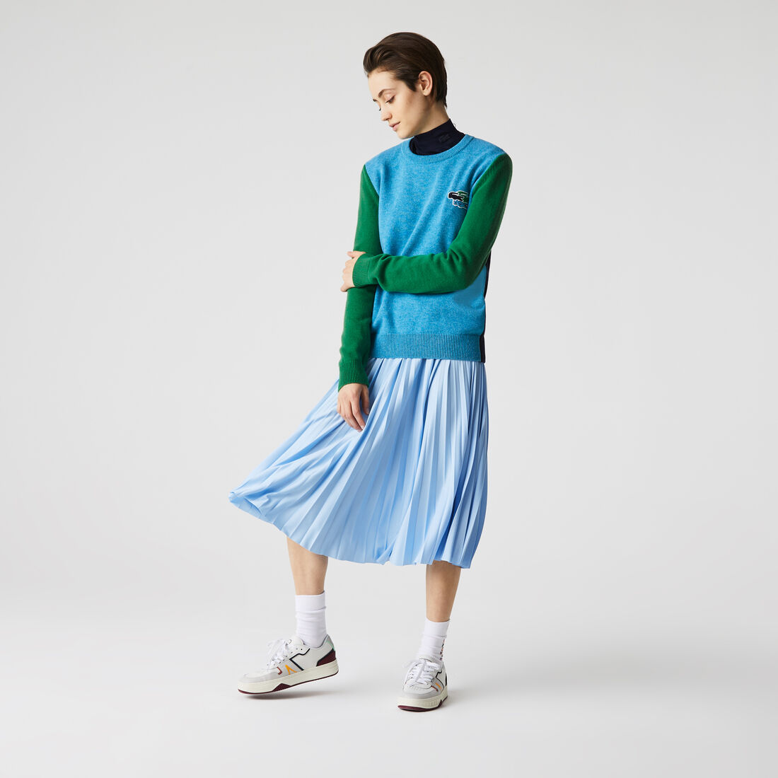 كنزة صوفية نسائية بياقة دائرية مزينة بشارة التمساح كنزة صوفية نسائية بياقة دائرية مزينة بشارة التمساح