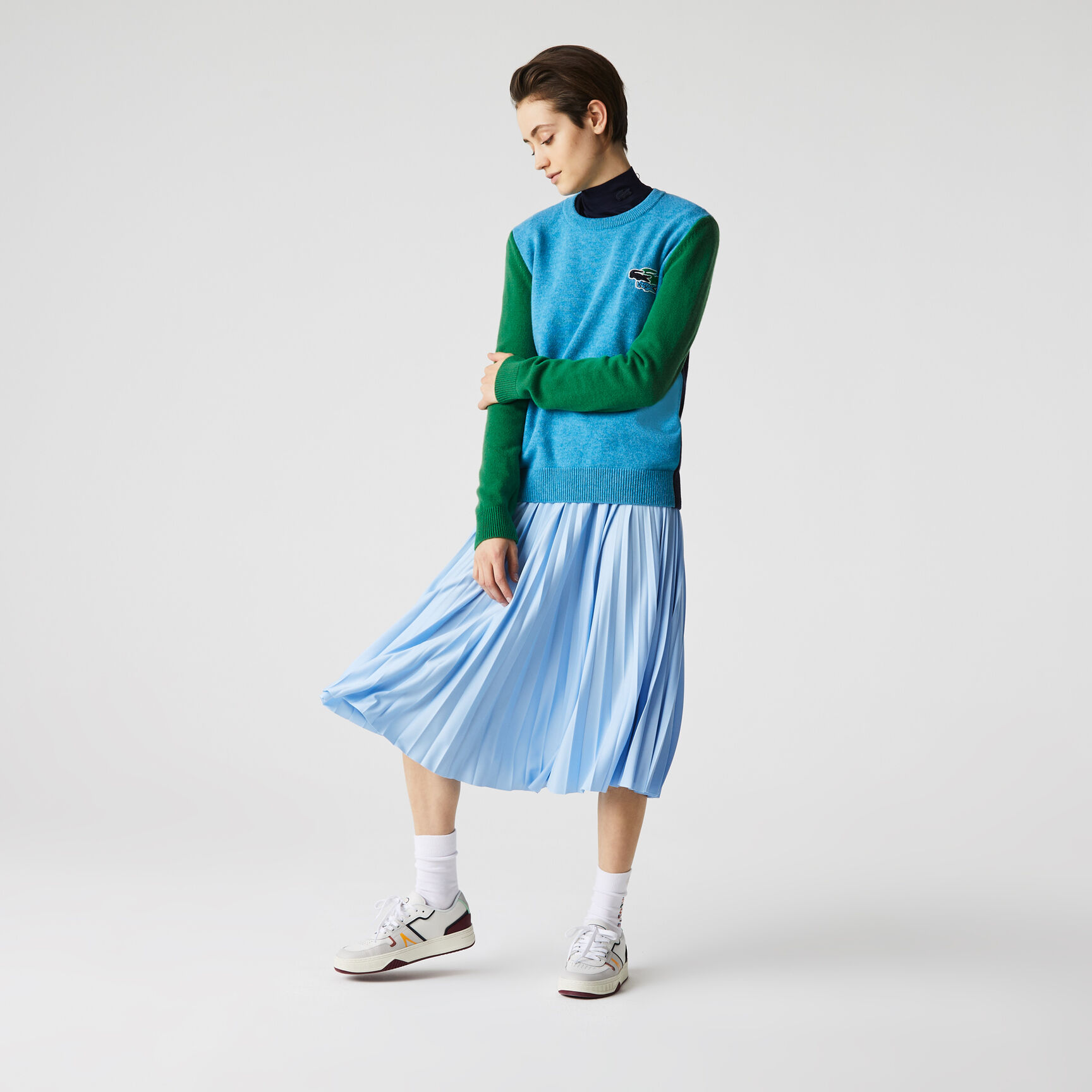 كنزة صوفية نسائية بياقة دائرية مزينة بشارة التمساح كنزة صوفية نسائية بياقة دائرية مزينة بشارة التمساح