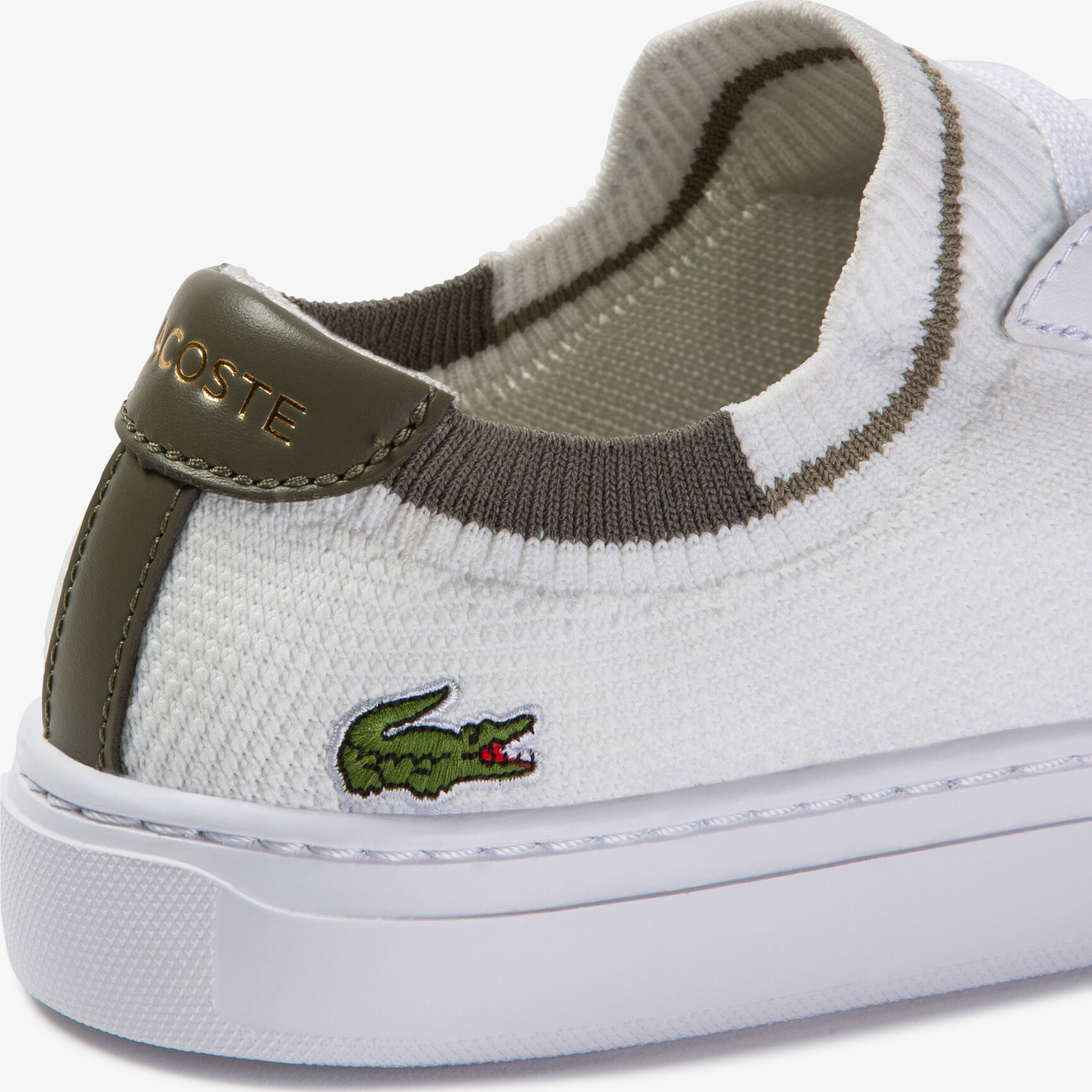 حذاء رياضي ملون للسيدات من قماش لا بيكيه حذاء رياضي ملون للسيدات من قماش لا بيكيه