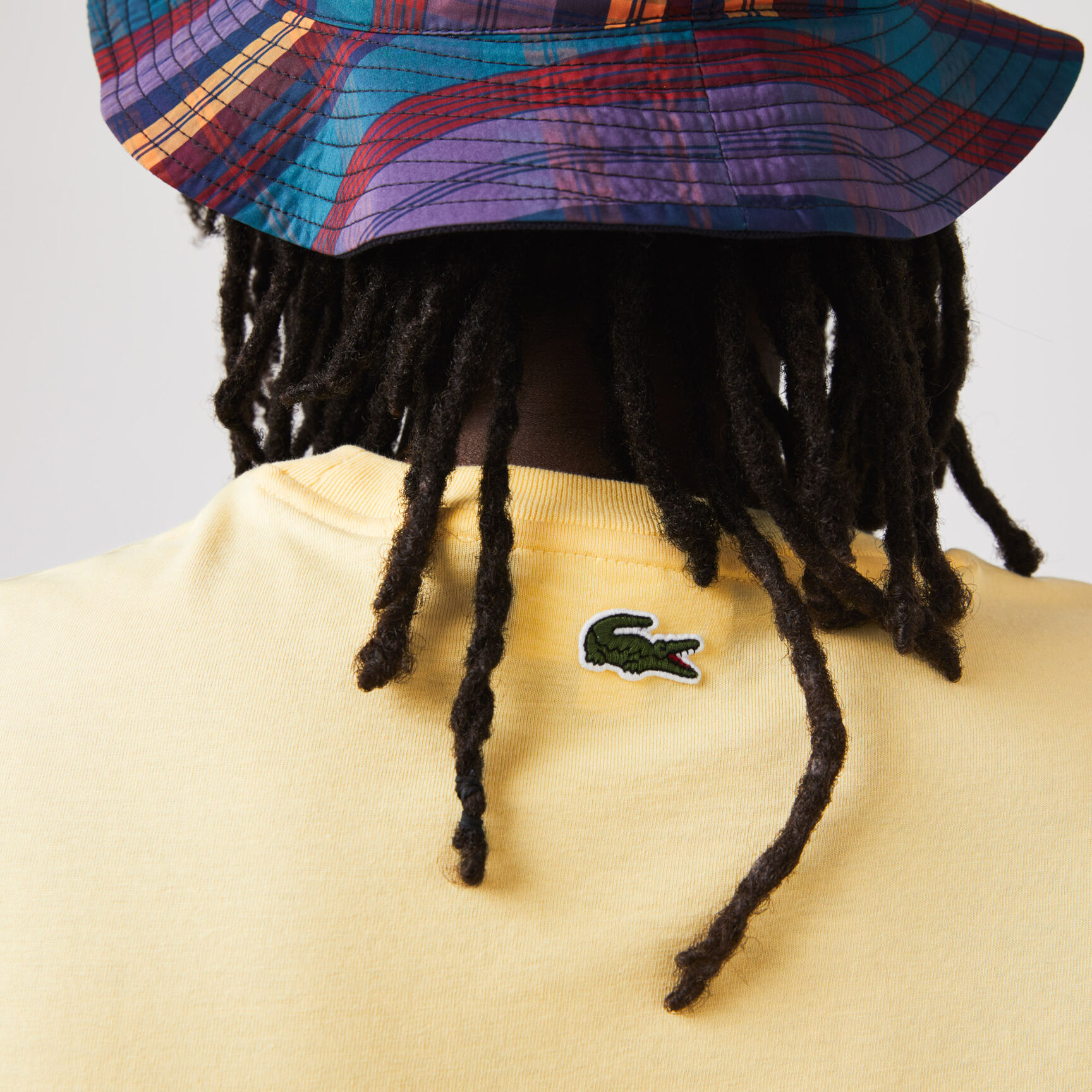 تي شيرت قطن بفتحة رقبة مستديرة للرجال والشعار المطرز