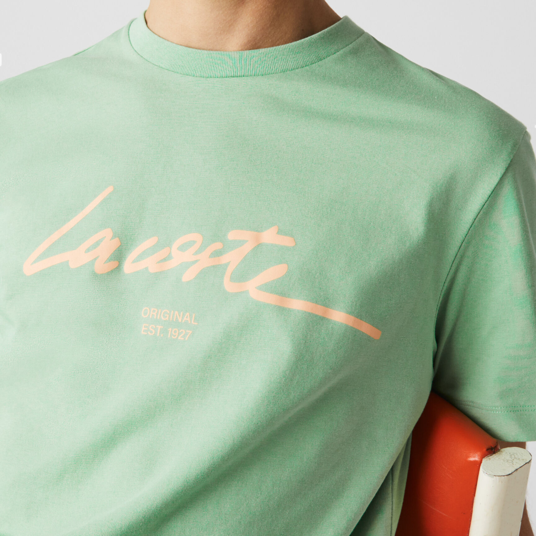 تيشيرت قطن بفتحة رقبة مستديرة وطبعة شعار الماركة للرجال