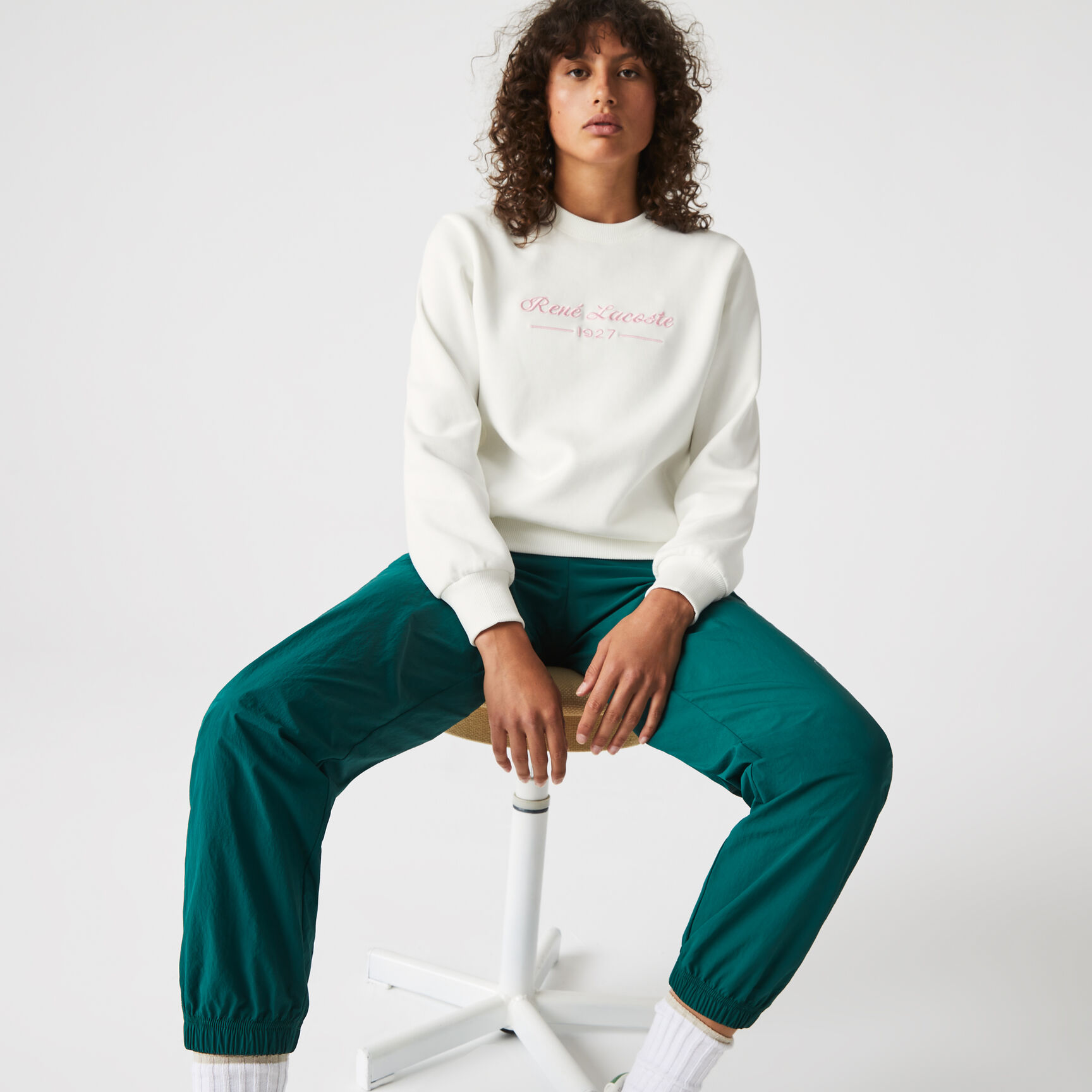 سويت شيرت نسائي فضفاض بياقة مستديرة ومطرز من الصوف سويت شيرت نسائي فضفاض بياقة مستديرة ومطرز من الصوف