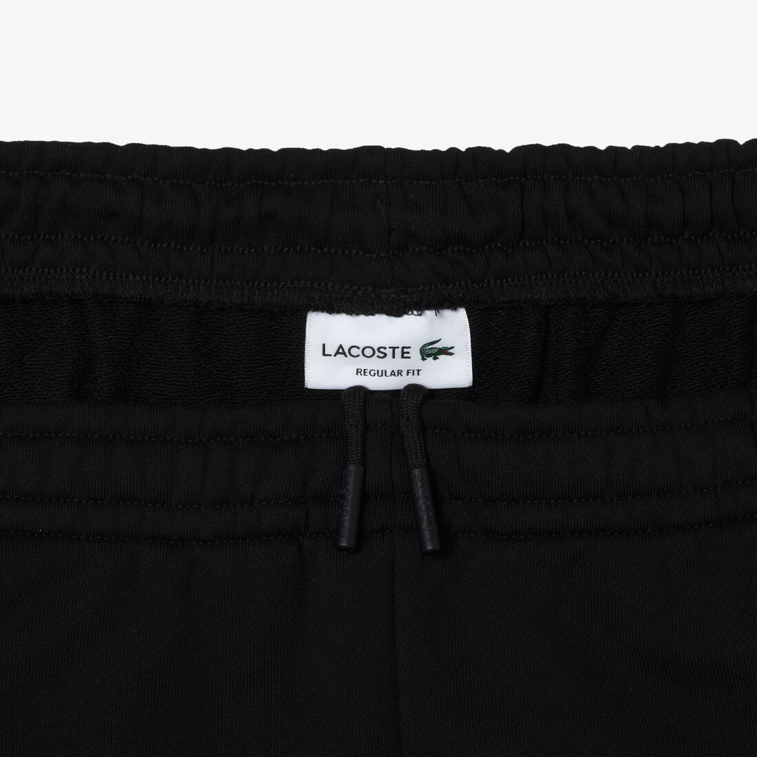 شورت مطرز من ألياف معاد تدويرها وبقصّة مريحة لارتداء شورت مطرز من ألياف معاد تدويرها وبقصّة مريحة لارتداء