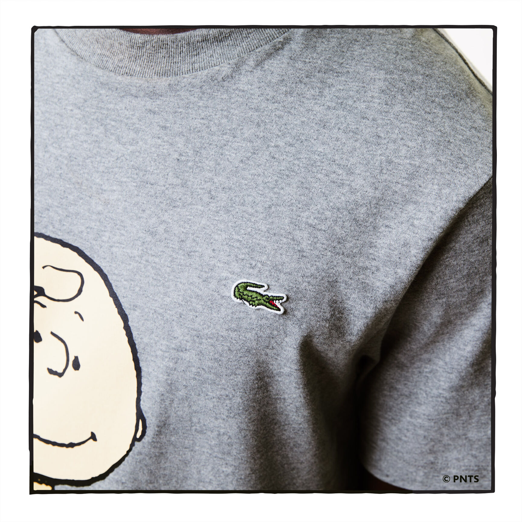 تيشيرت رجالي من القطن العضوي بياقة مستديرة من Lacoste x Peanuts تيشيرت رجالي من القطن العضوي بياقة مستديرة من Lacoste x Peanuts