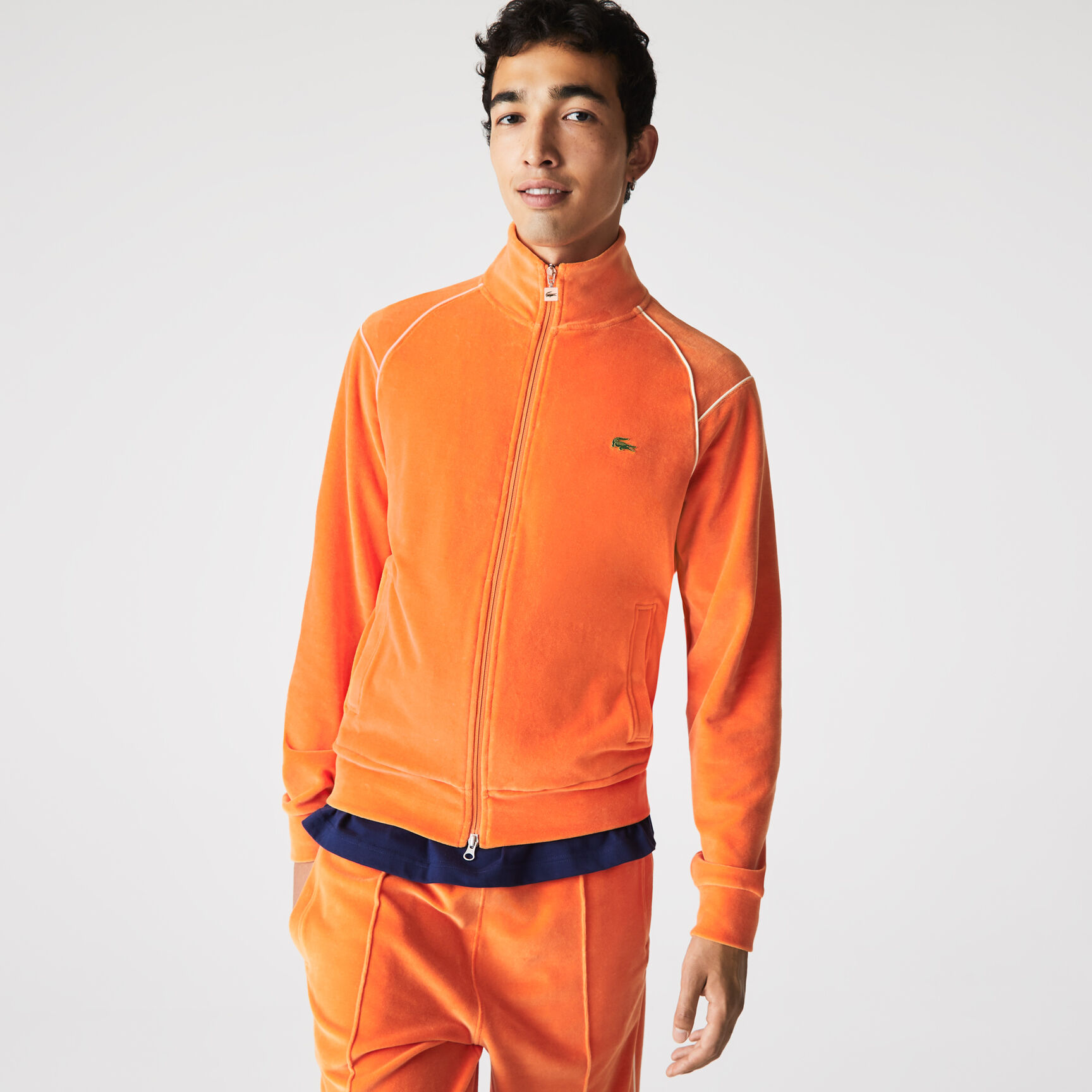 سويت شيرت من المخمل بسحاب للجنسين من مجموعة Lacoste L!VE