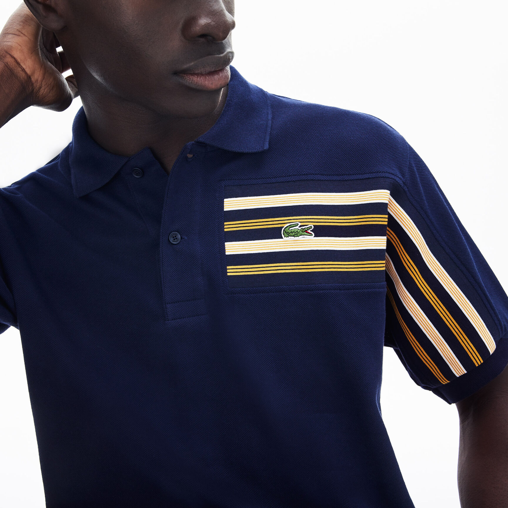 قميص بولو للرجال مقلم محيك من قطن البيكيه من مجموعة Lacoste L.12.12 قميص بولو للرجال مقلم محيك من قطن البيكيه من مجموعة Lacoste L.12.12