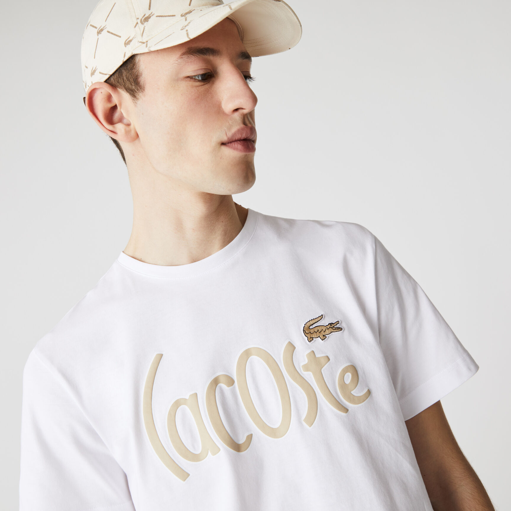 تي شيرت قطن للرجال بفتحة رقبة مستديرة وتوقيع مطبوع تي شيرت قطن للرجال بفتحة رقبة مستديرة وتوقيع مطبوع