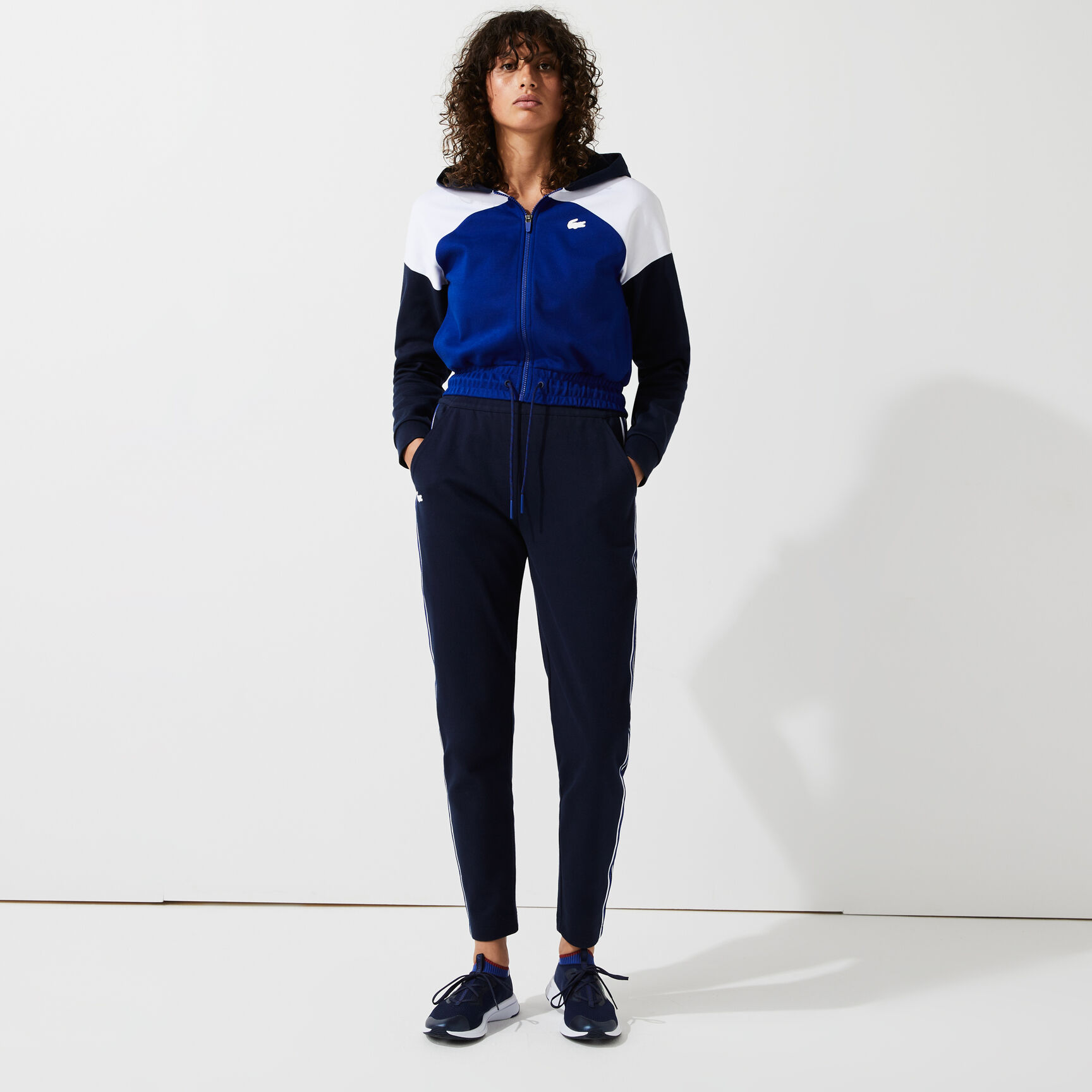سويت شيرت نسائي من القطن العضوي بسحاب من مجموعة Lacoste SPORT