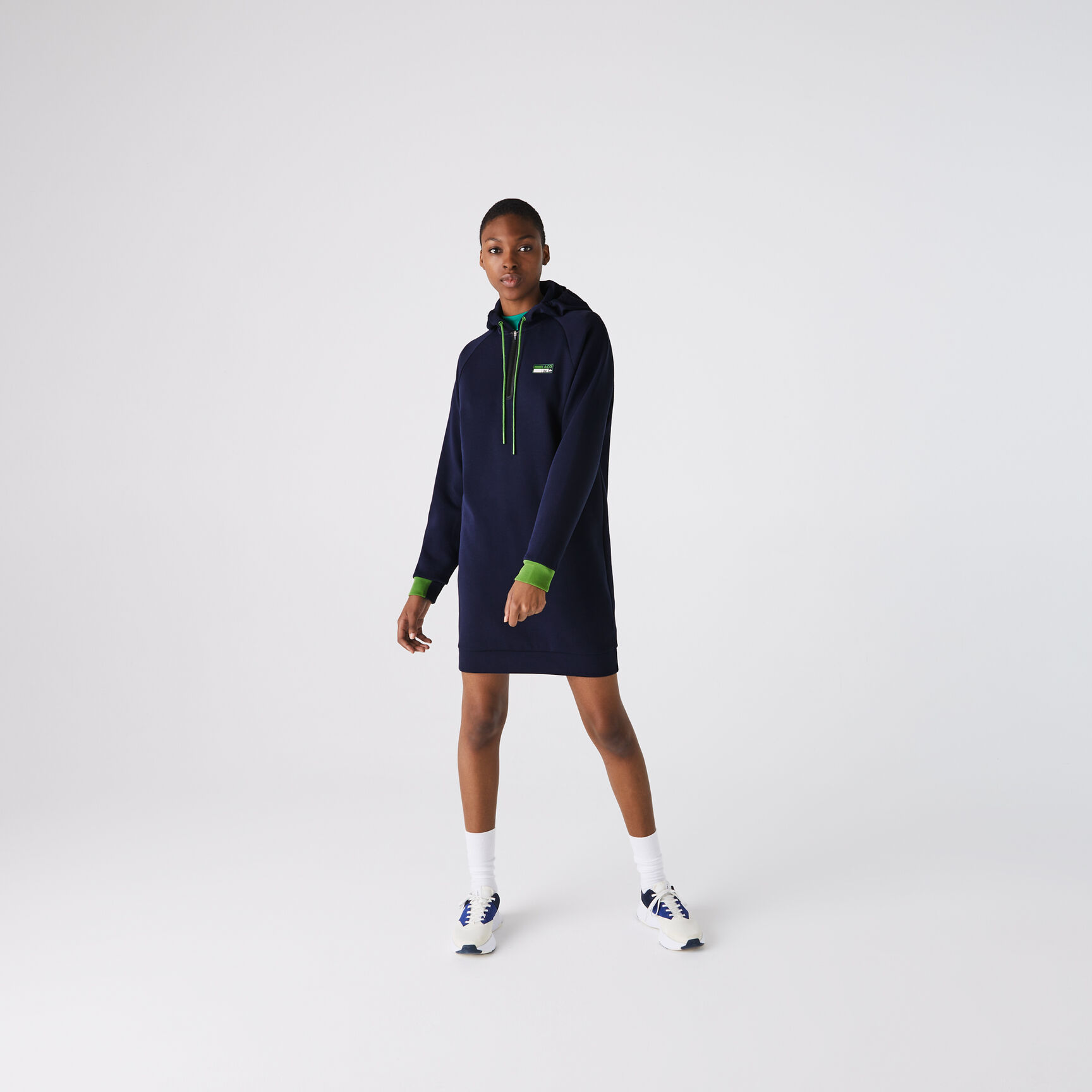 فستان بشكل سويت شيرت مع غطاء رأس من مزيج القطن مجموعة Lacoste SPORT للنساء فستان بشكل سويت شيرت مع غطاء رأس من مزيج القطن مجموعة Lacoste SPORT للنساء