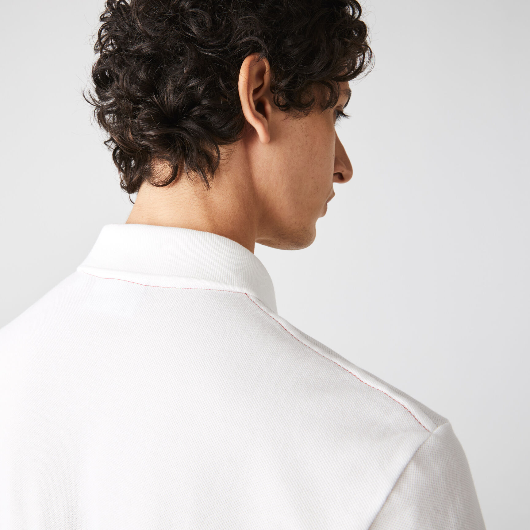 قميص بولو رجالي مصنوع من القطن العضوي بقصة عادية من مجموعة Lacoste