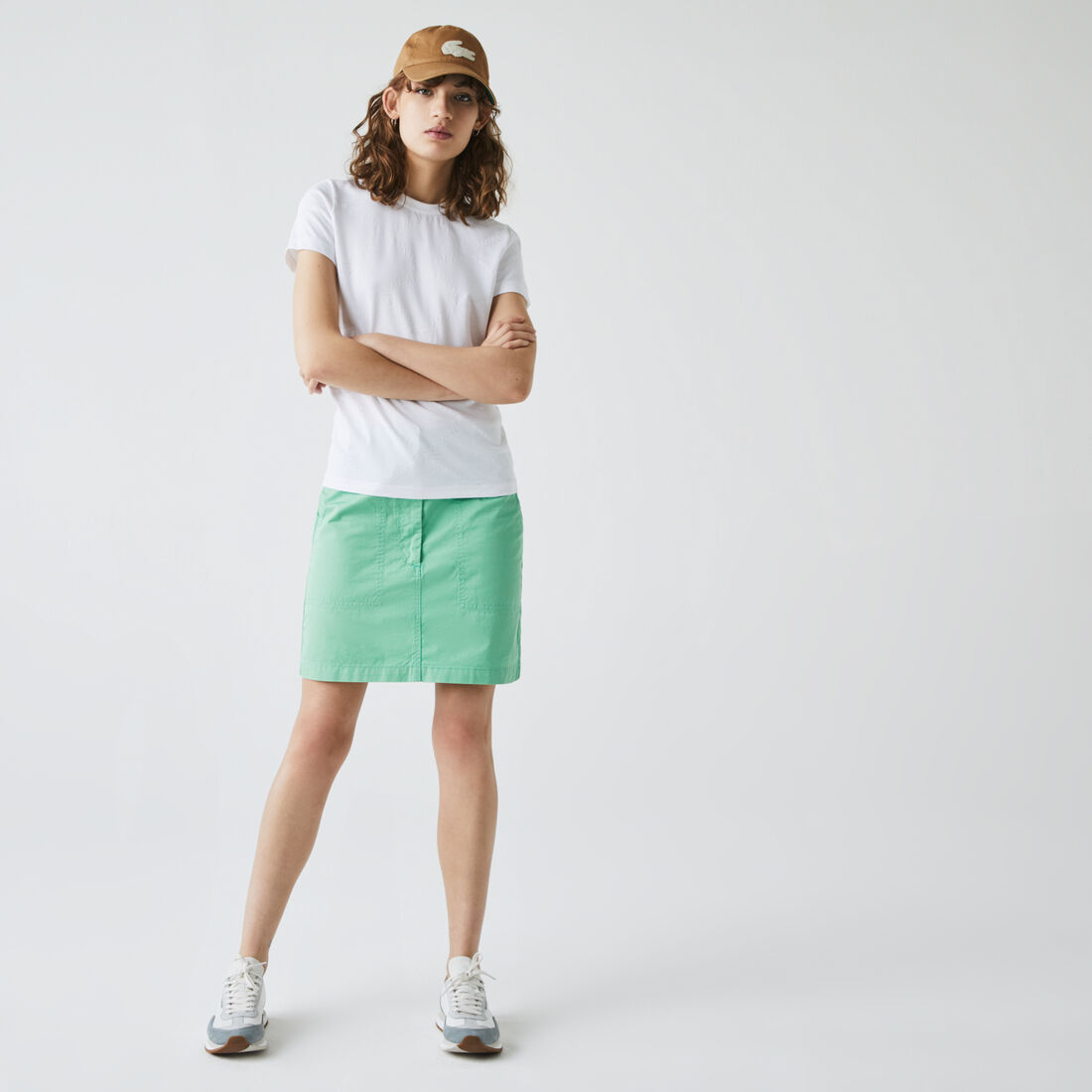 تي شيرت للنساء بنقشة مونوغرام وفتحة رقبة مستديرة مجموعة Lacoste LIVE تي شيرت للنساء بنقشة مونوغرام وفتحة رقبة مستديرة مجموعة Lacoste LIVE