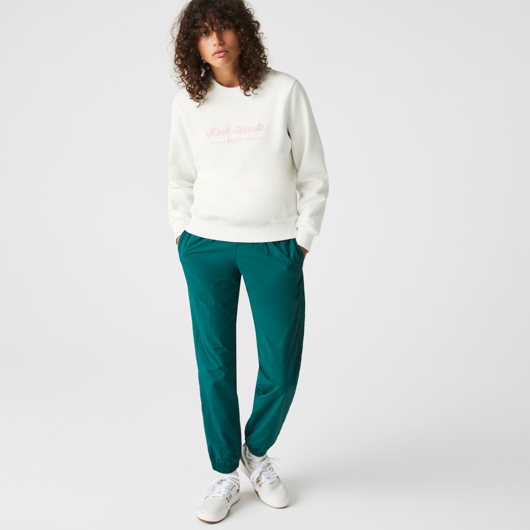 سويت شيرت نسائي فضفاض بياقة مستديرة ومطرز من الصوف سويت شيرت نسائي فضفاض بياقة مستديرة ومطرز من الصوف