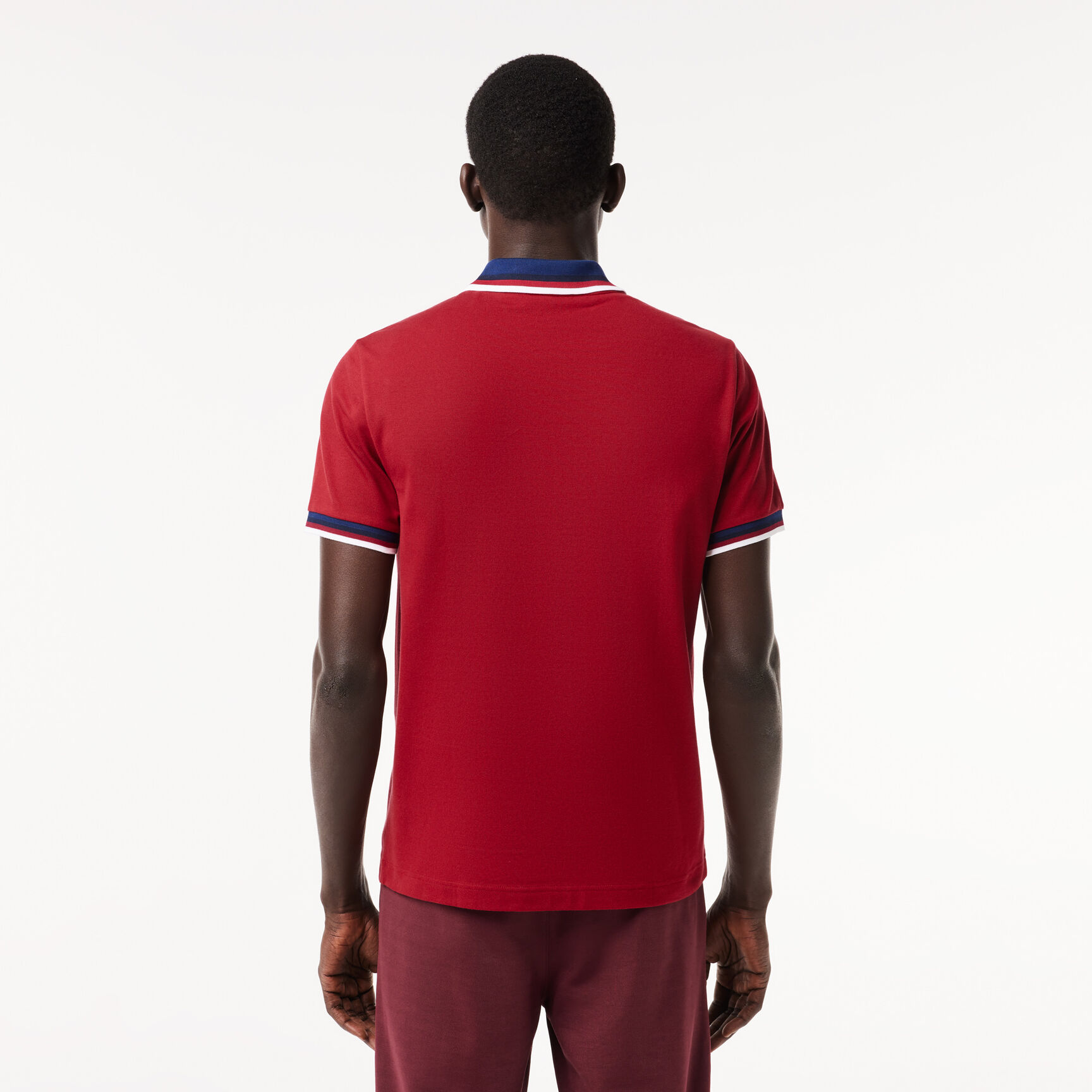 قميص بولو بياقة متباينة وقصة عادية