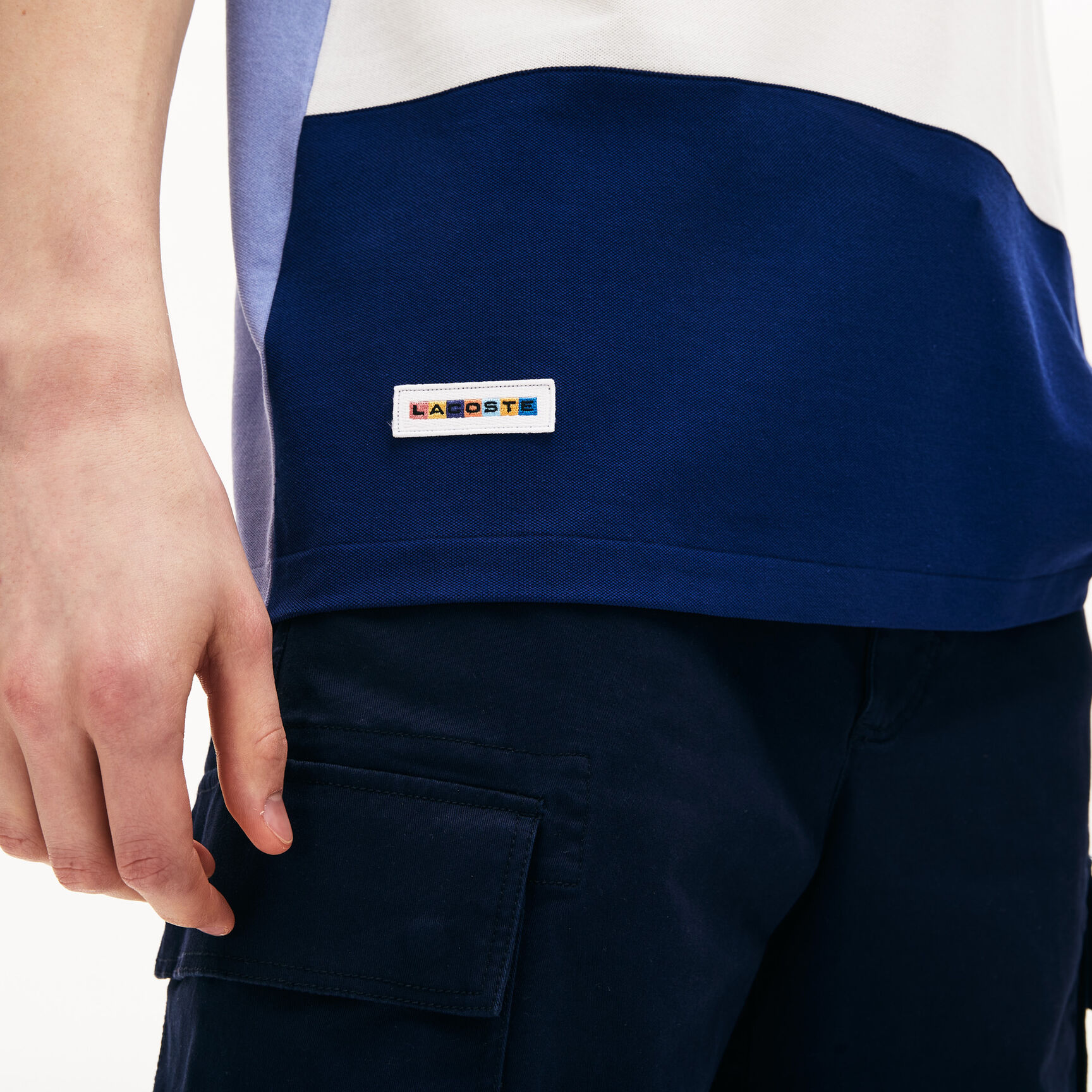 قميص تي-شيرت قطن بيكيه مقلم مزود بفتحة رقبة مستديرة من مجموعة Colourblock للرجال قميص تي-شيرت قطن بيكيه مقلم مزود بفتحة رقبة مستديرة من مجموعة Colourblock للرجال