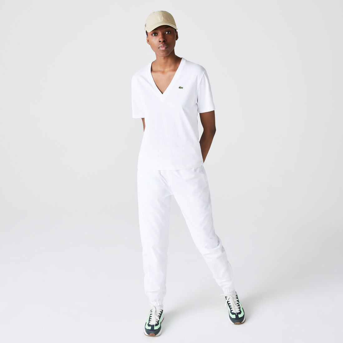 تي شيرت من القطن الفاخر بفتحة رقبة على شكل حرف V للنساء تي شيرت من القطن الفاخر بفتحة رقبة على شكل حرف V للنساء