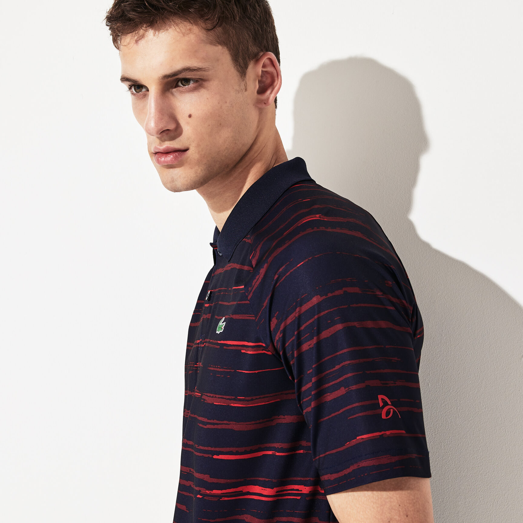 قميص بولو للرجال من الجيرسيه مزدان بالطبعات الخاصة بمجموعة Novak Djokovic منLacoste SPORT قميص بولو للرجال من الجيرسيه مزدان بالطبعات الخاصة بمجموعة Novak Djokovic منLacoste SPORT