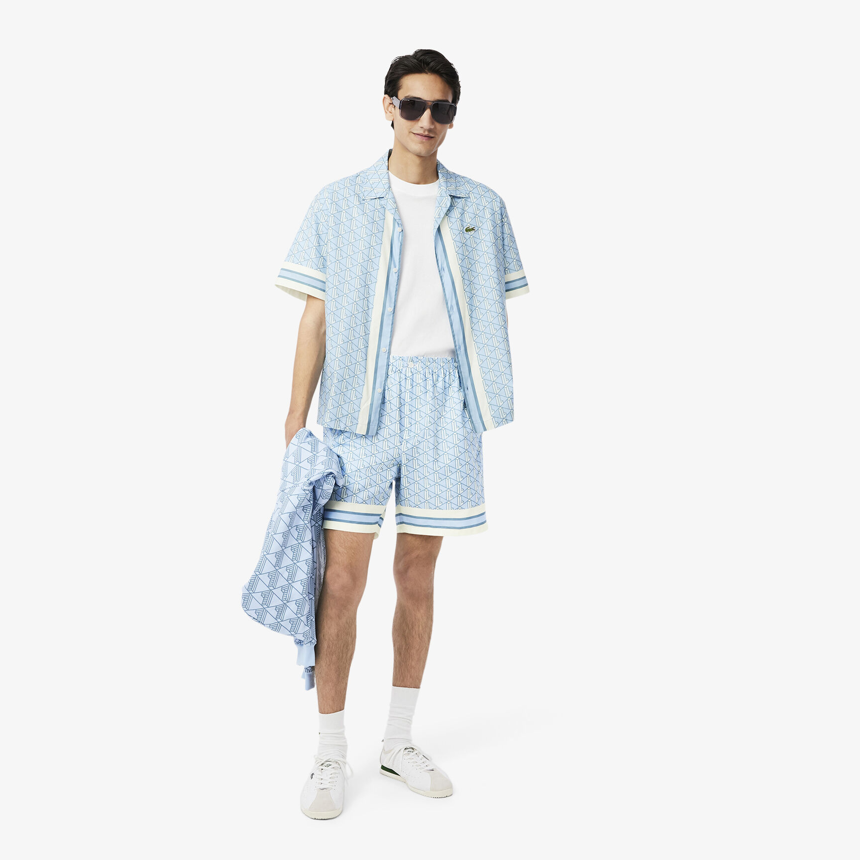 شورت خفيف الوزن بطبعة مونوغرام شورت خفيف الوزن بطبعة مونوغرام