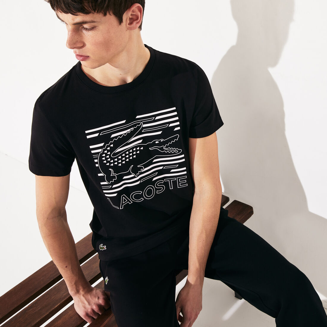 قميص تي - شيرت مسامي مطبوع عليه علامة التمساح من مجموعة Lacoste SPORT للرجال قميص تي - شيرت مسامي مطبوع عليه علامة التمساح من مجموعة Lacoste SPORT للرجال