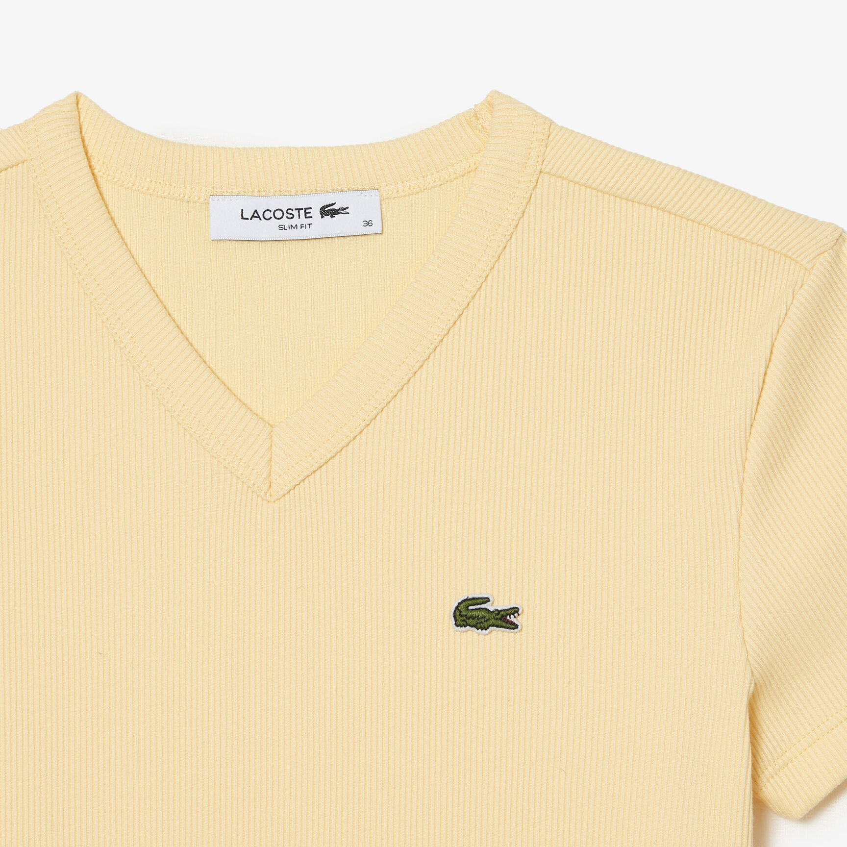 تيشيرت لاكوست قطن عضوي بقصة ضيقة وفتحة رقبة V للنساء