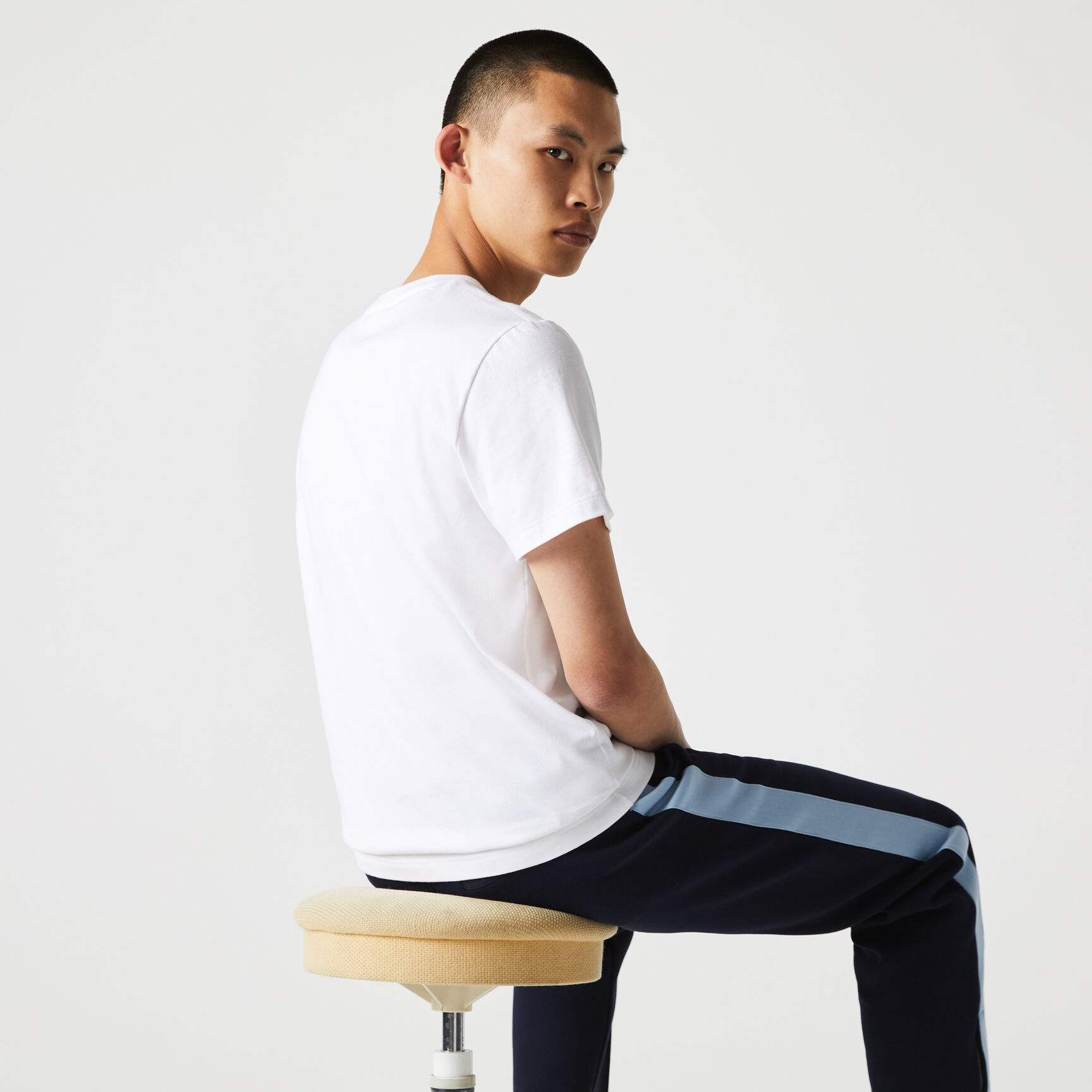 تيشيرت رجالي من القطن العضوي بياقة مستديرة ملونة