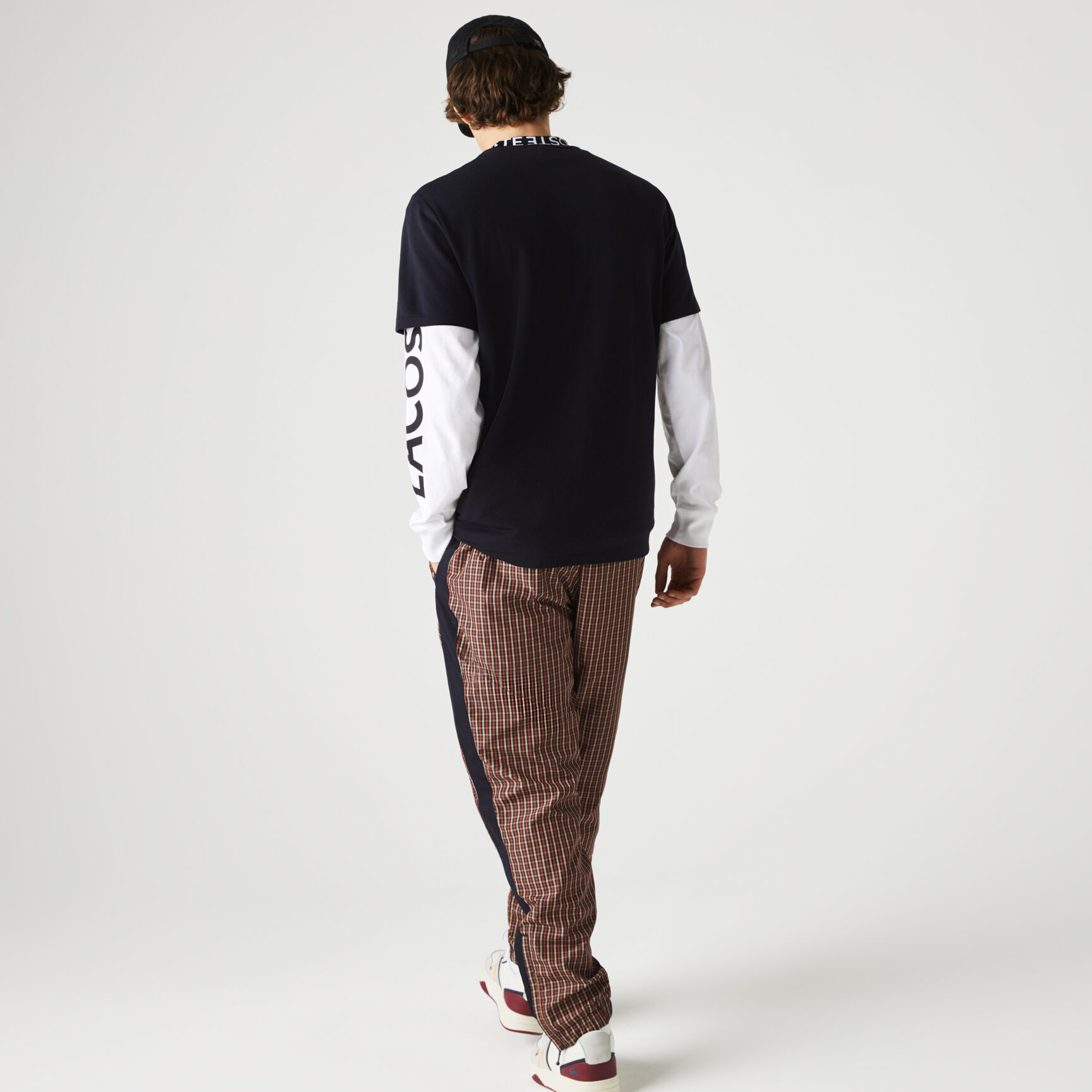 تيشيرت بيكيه خفيف بشعار الماركة على الياقة للرجال