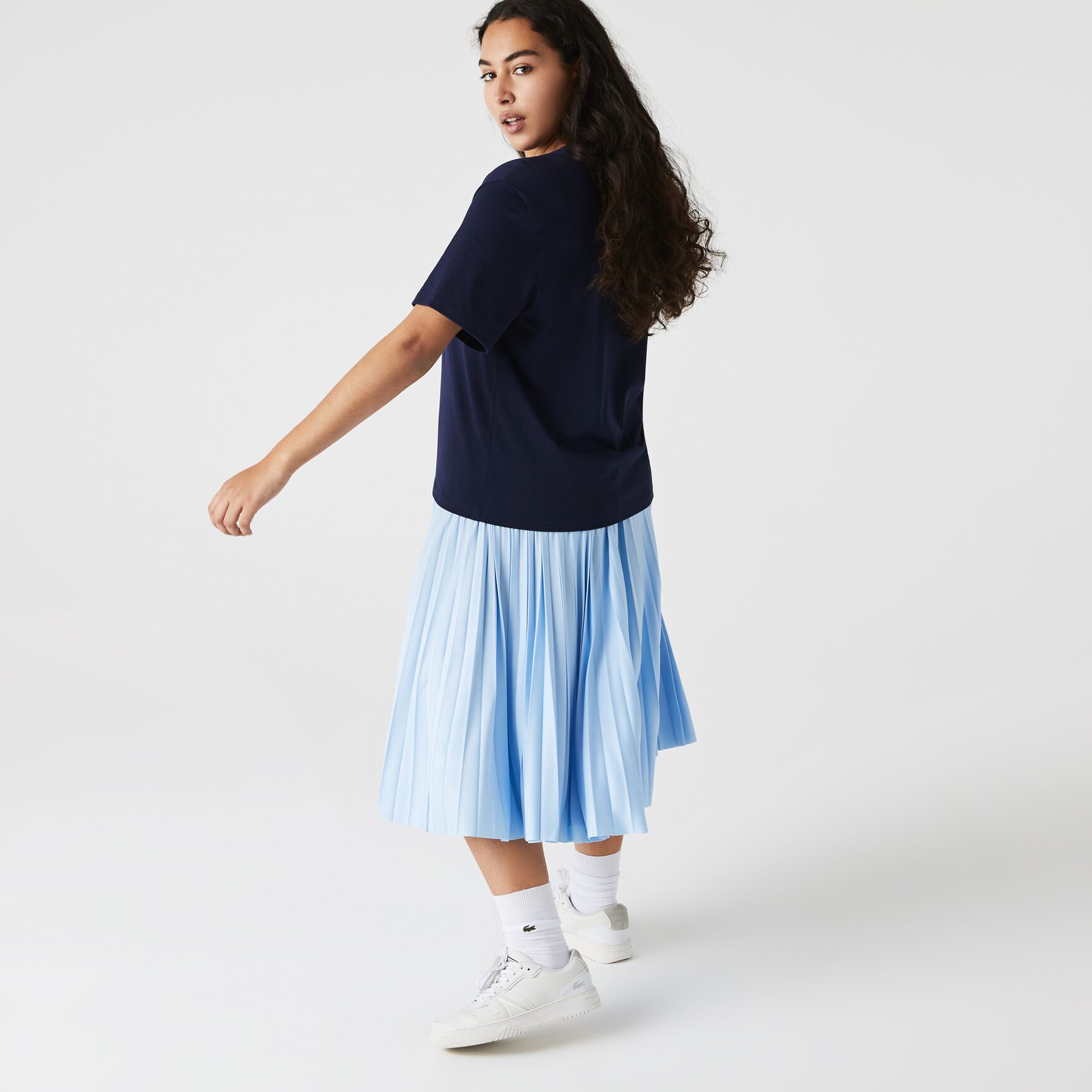 تي شيرت قطن بقصّة فضفاضة وفتحة رقبة على شكل حرف V&rlm; للنساء