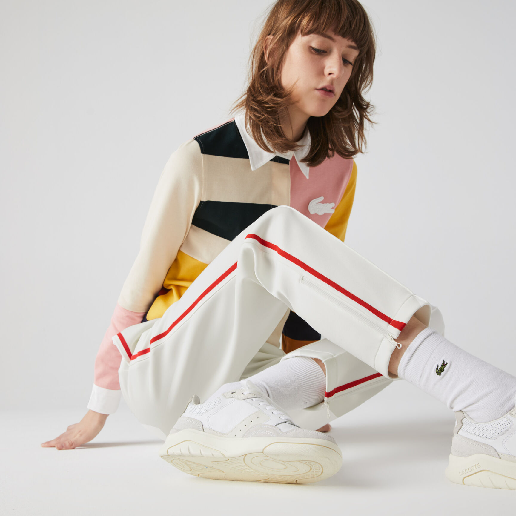 بنطال رياضي للنساء بقصة مستقيمة وشرائط متباينة اللون بنطال رياضي للنساء بقصة مستقيمة وشرائط متباينة اللون